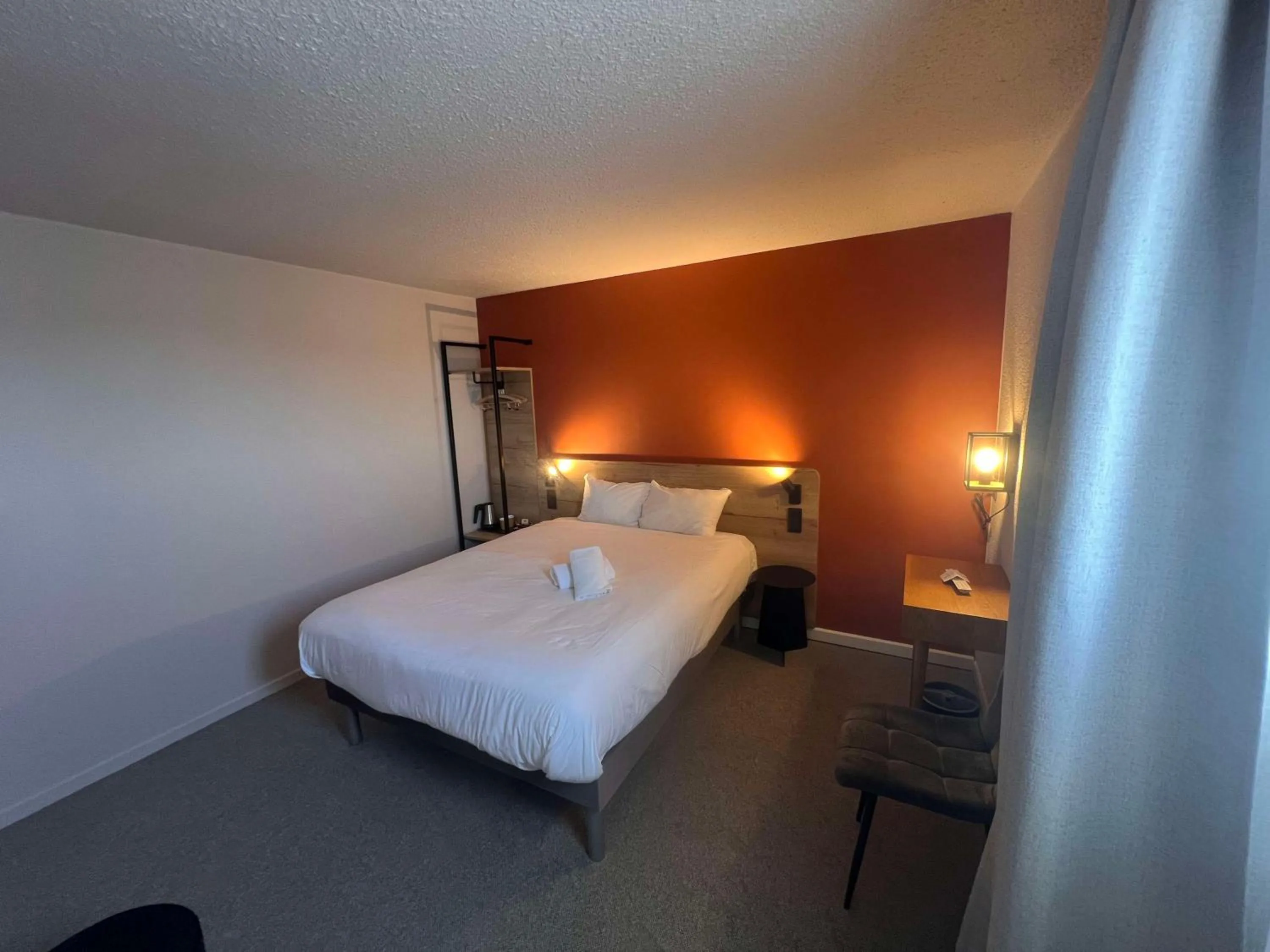 Bedroom, Bed in ibis budget Nimes Marguerittes - A9