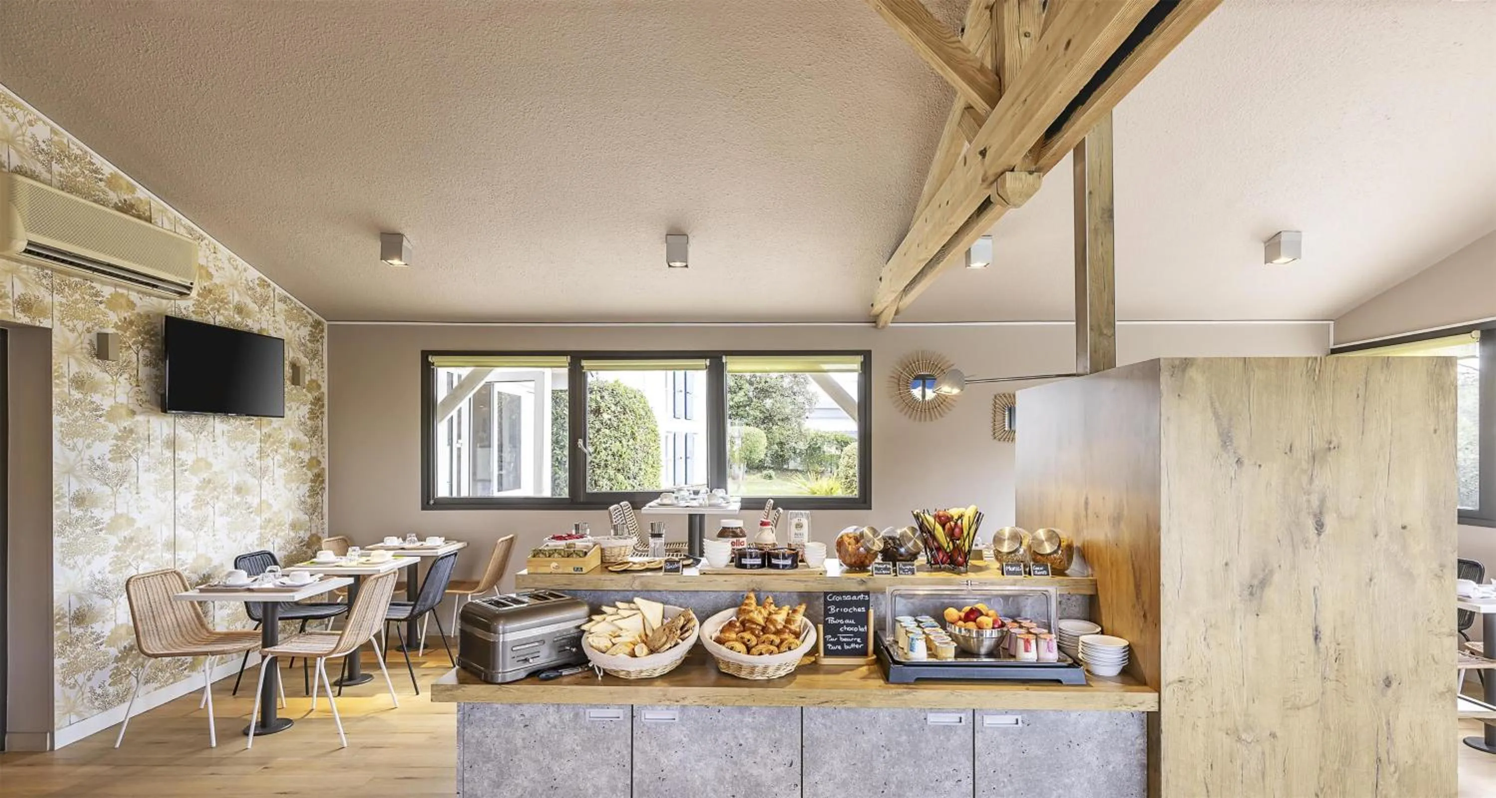 Breakfast in Sure Hotel by Best Western Nimes Est