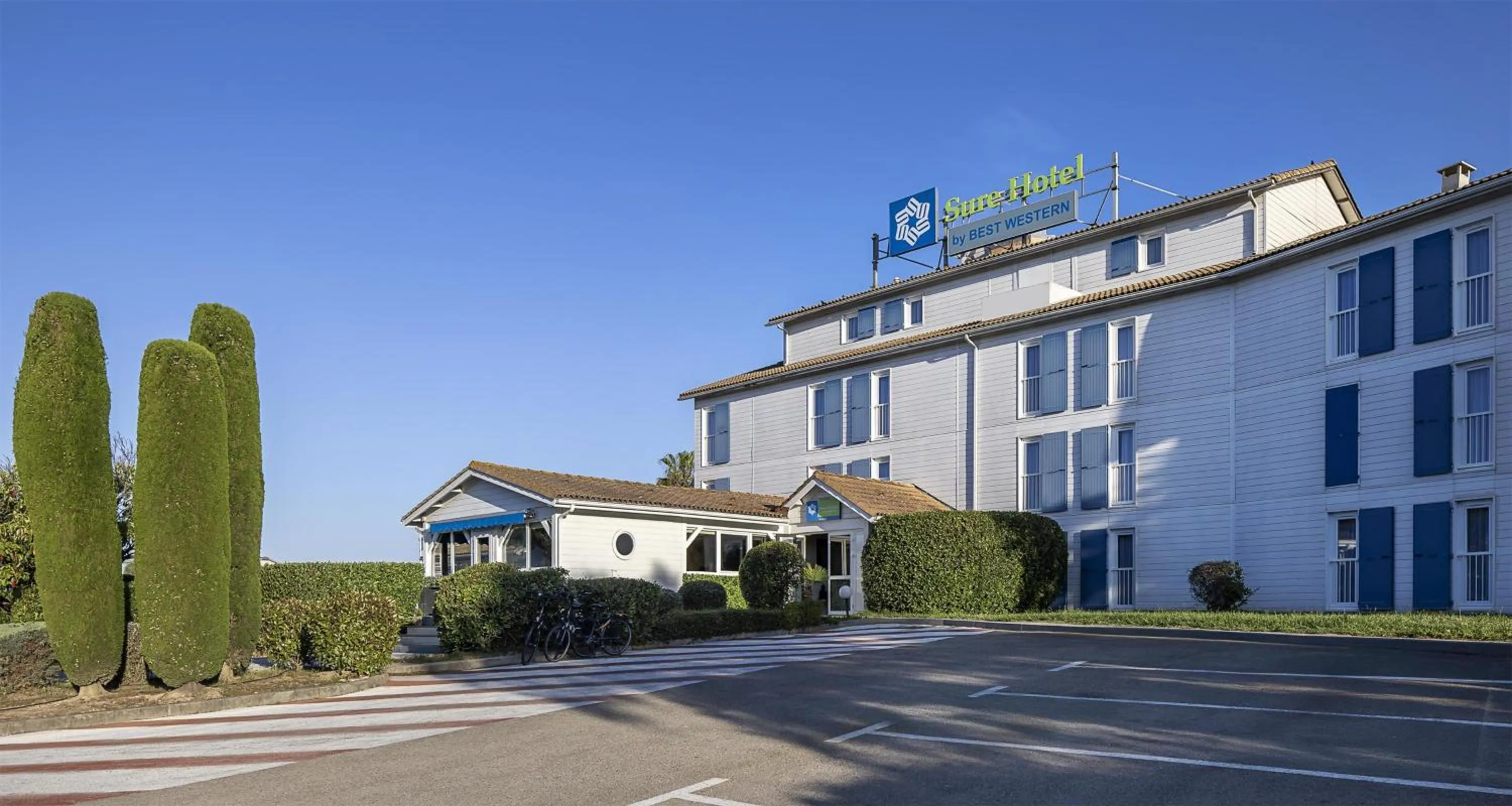 Property building in Sure Hotel by Best Western Nimes Est