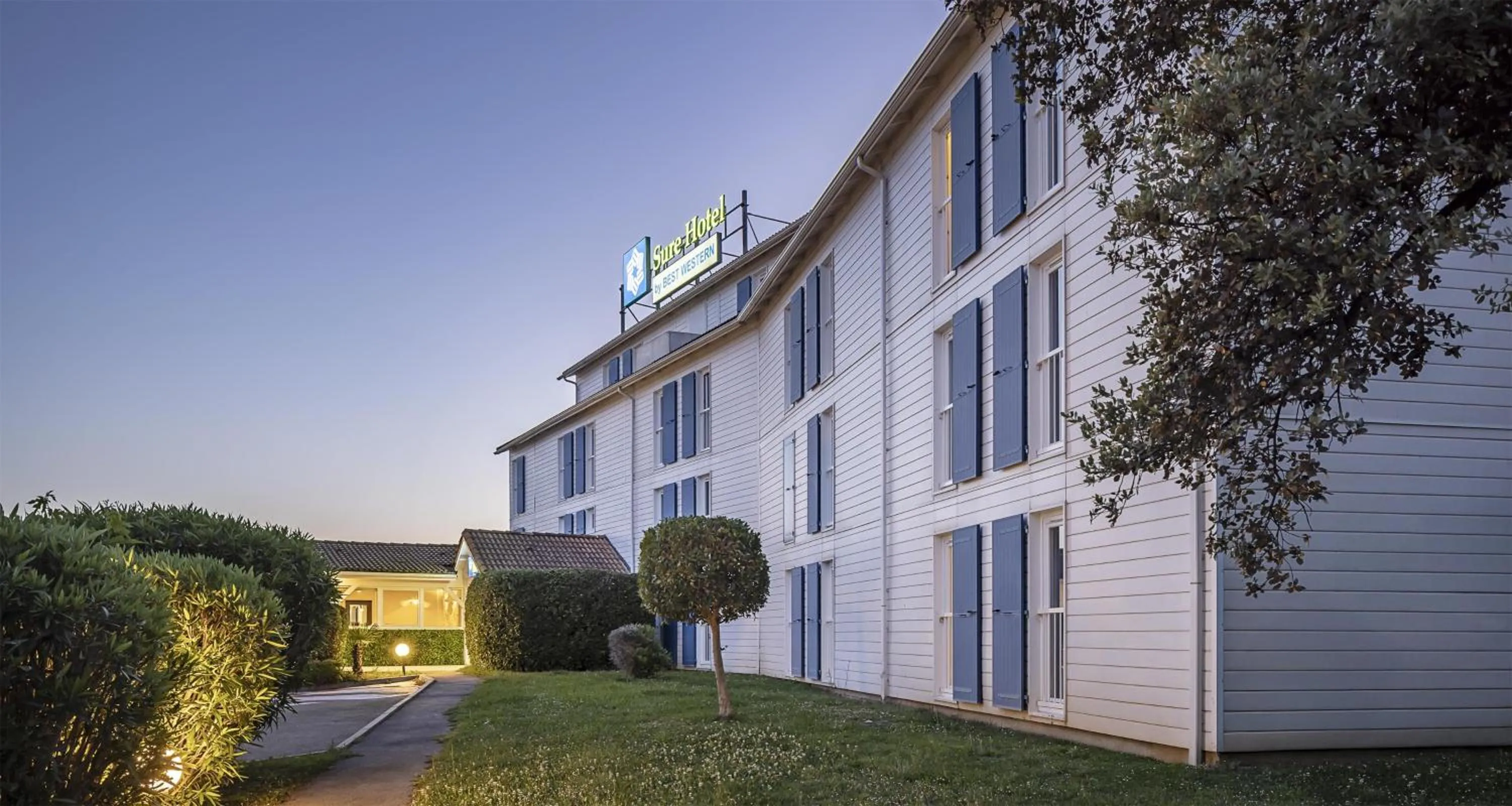 Property building in Sure Hotel by Best Western Nimes Est