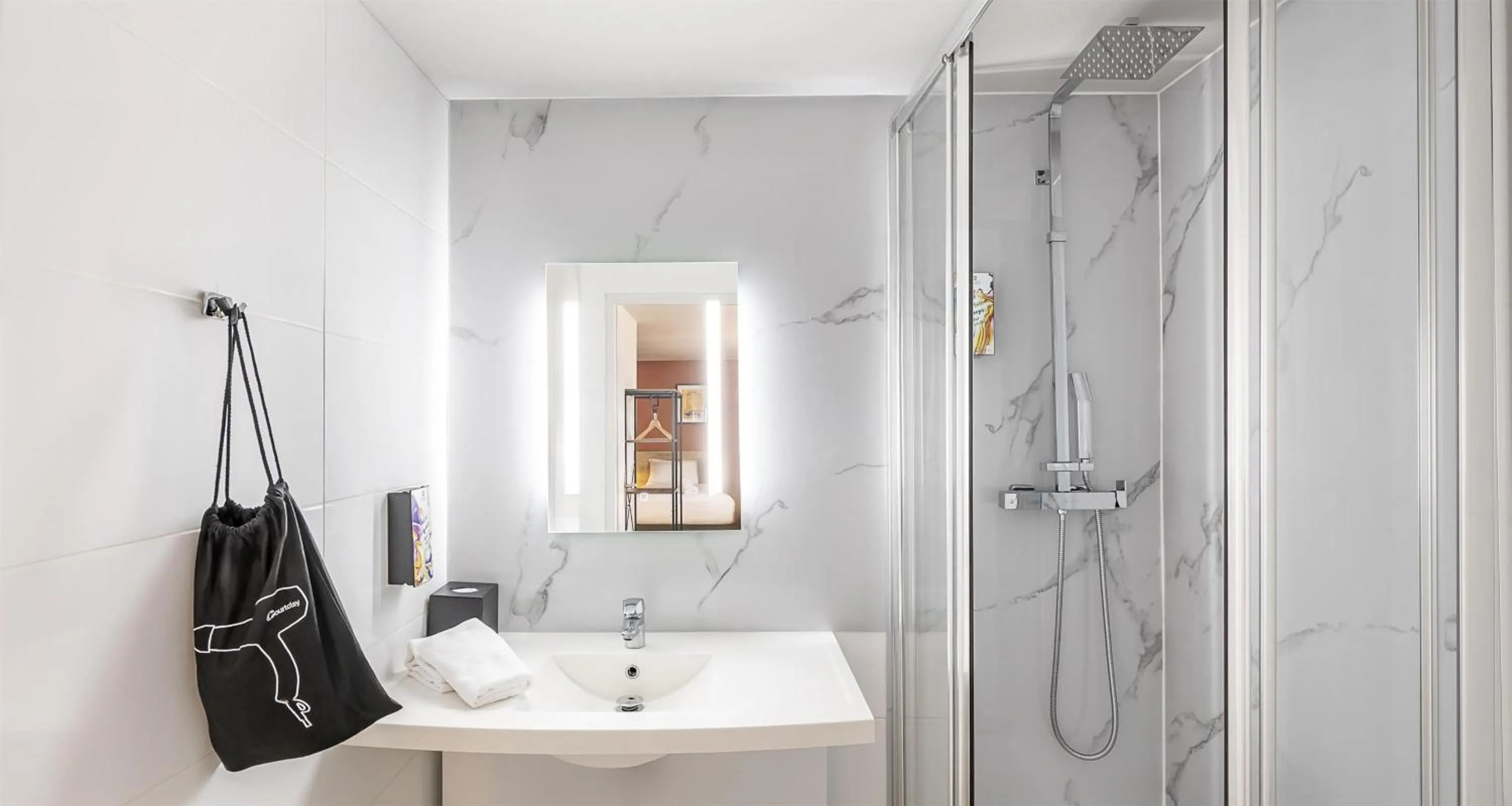 Bathroom in Sure Hotel by Best Western Nimes Est