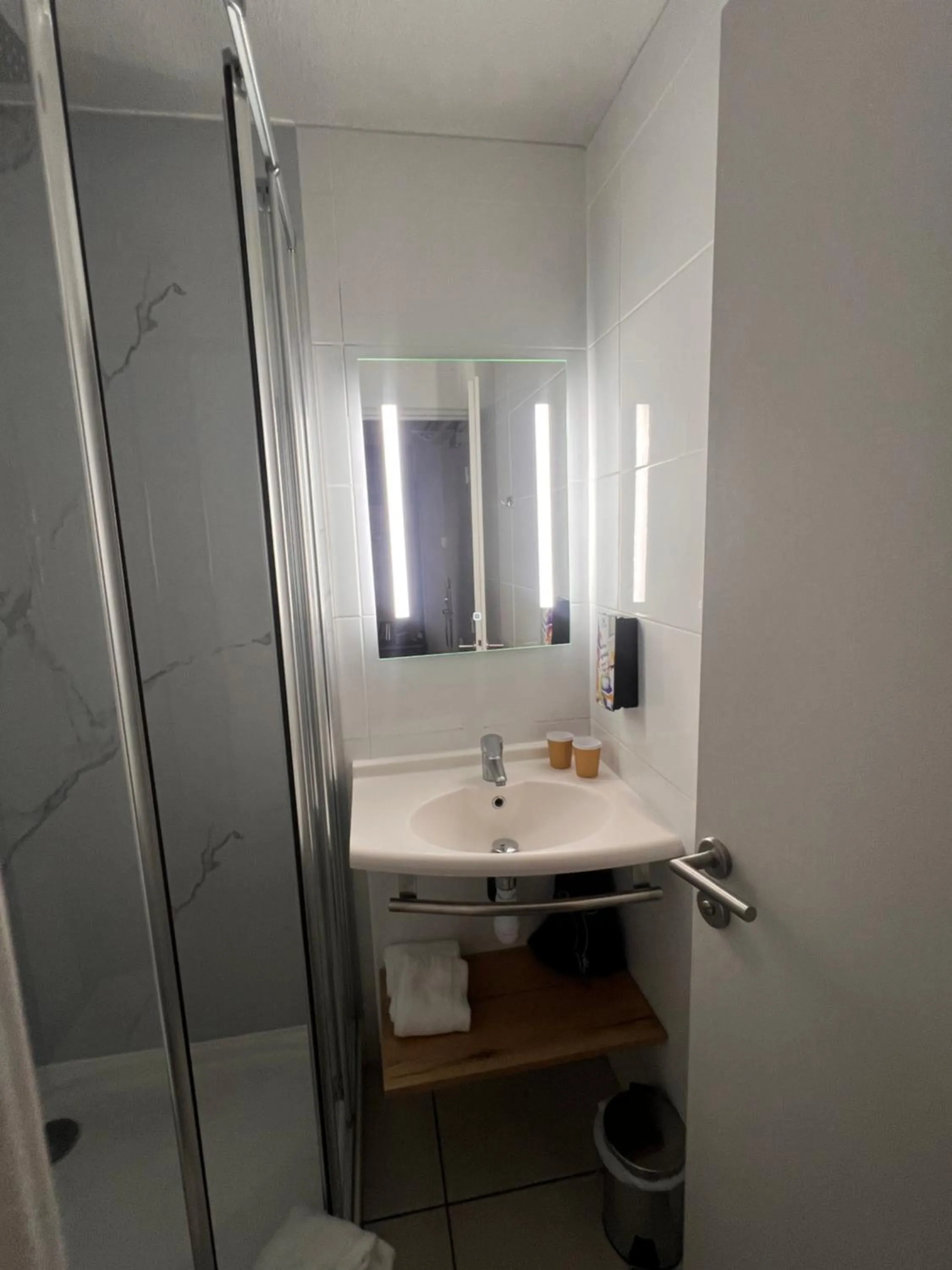 Bathroom in Sure Hotel by Best Western Nimes Est