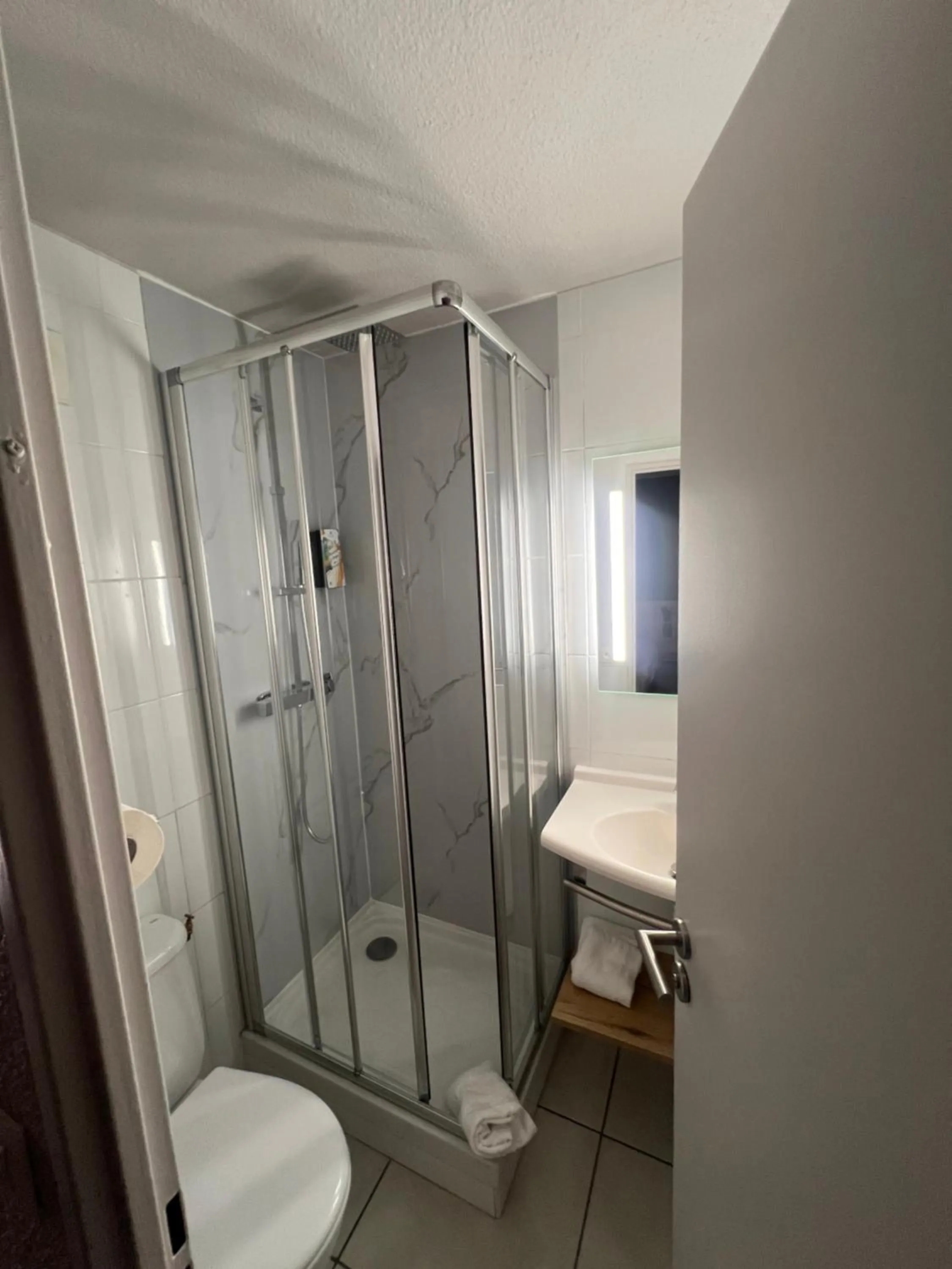 Shower in Sure Hotel by Best Western Nimes Est