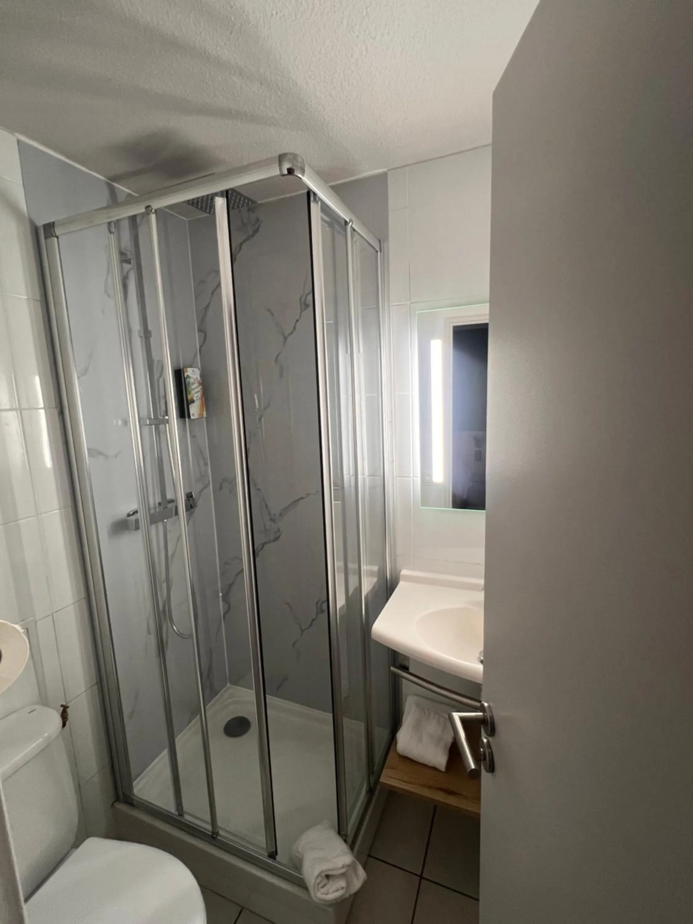 Bathroom in Sure Hotel by Best Western Nimes Est