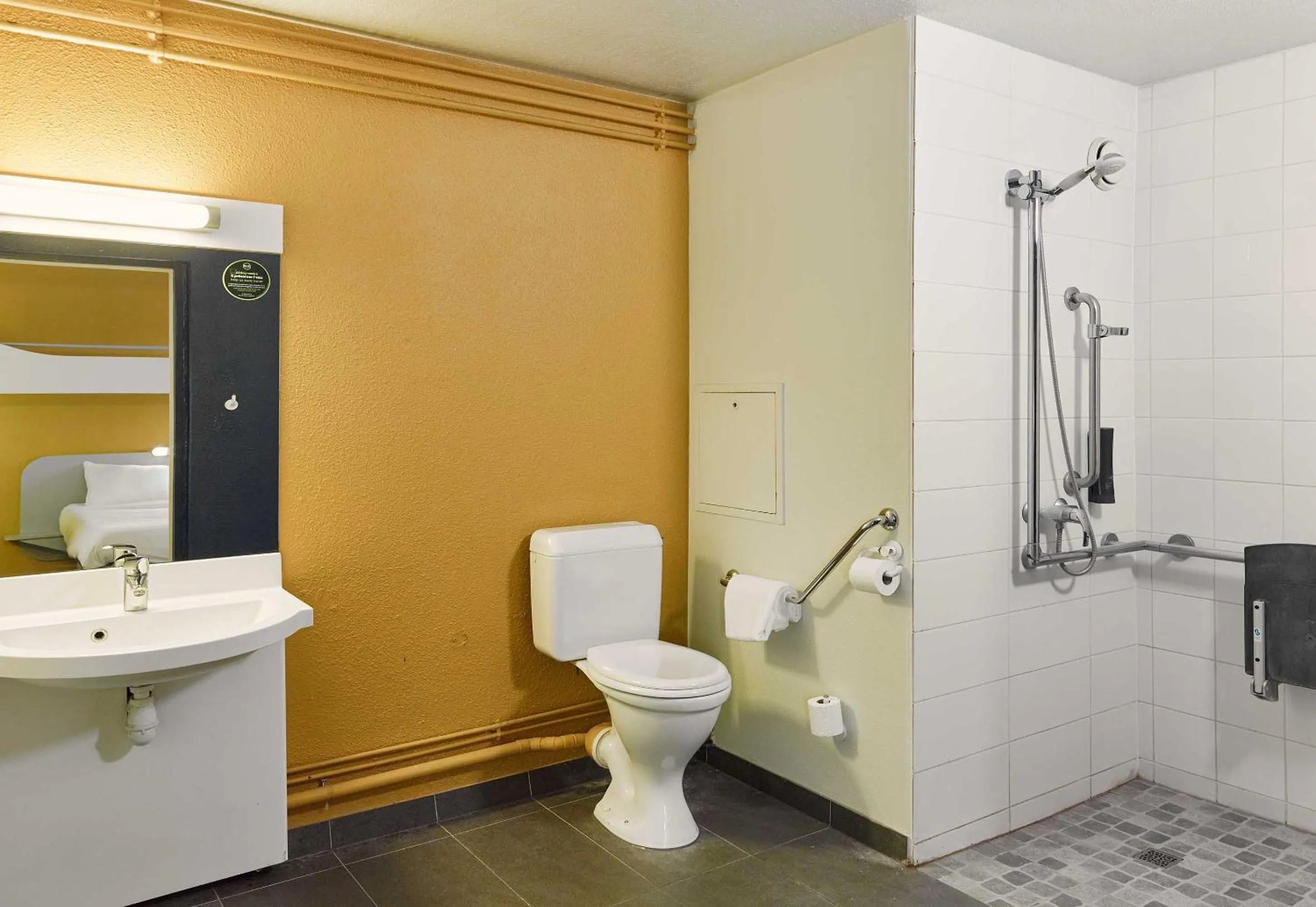 Bathroom in B&B HOTEL Vitry-sur-Seine