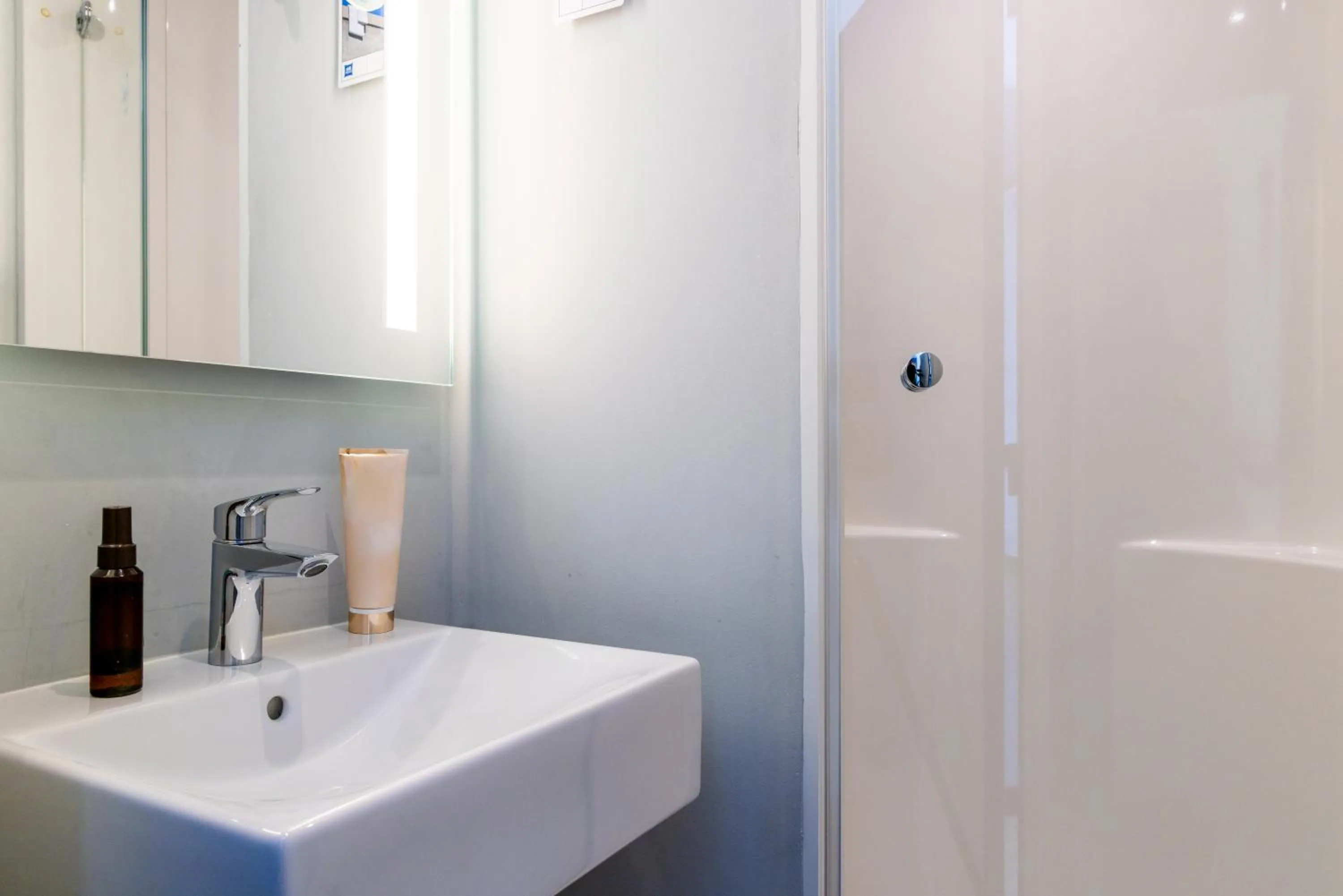 Bathroom in Hotel ibis budget Chatillon Paris Ouest