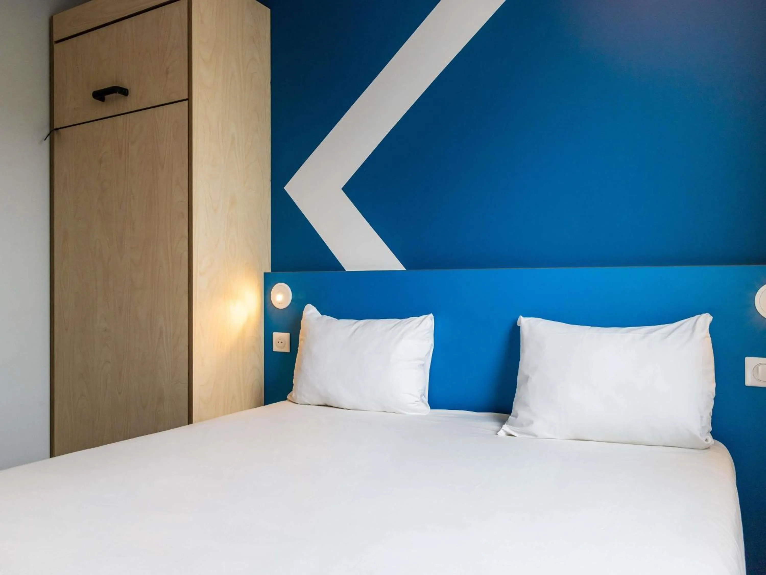 Bedroom, Bed in Hotel ibis budget Chatillon Paris Ouest