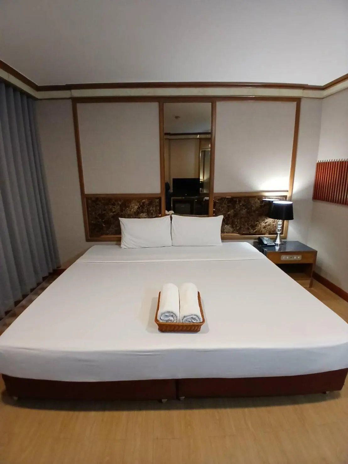 Property building, Bed in Hotel Pattaya Beach