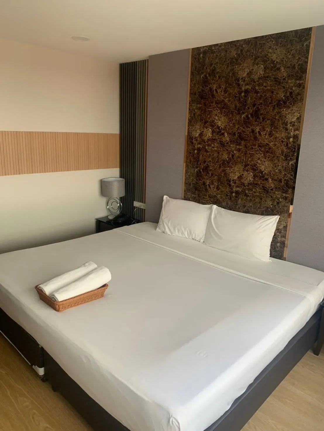 Property building, Bed in Hotel Pattaya Beach