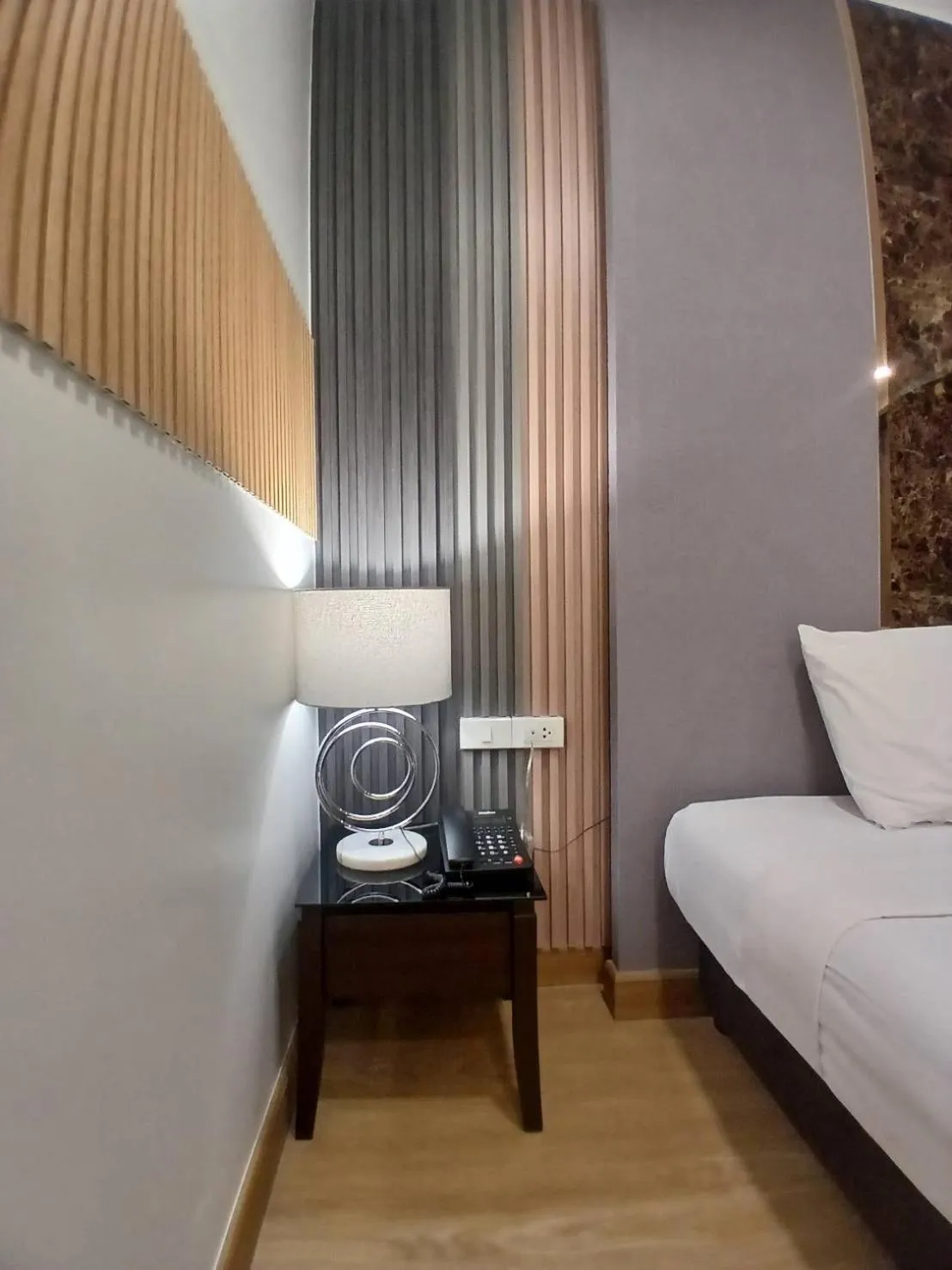 Property building, Bed in Hotel Pattaya Beach