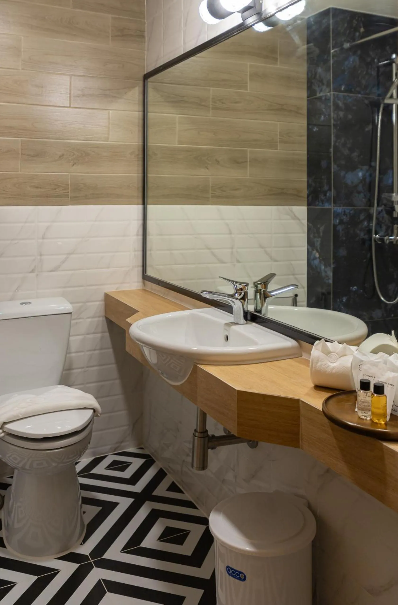 Shower in Hotel Pattaya Beach