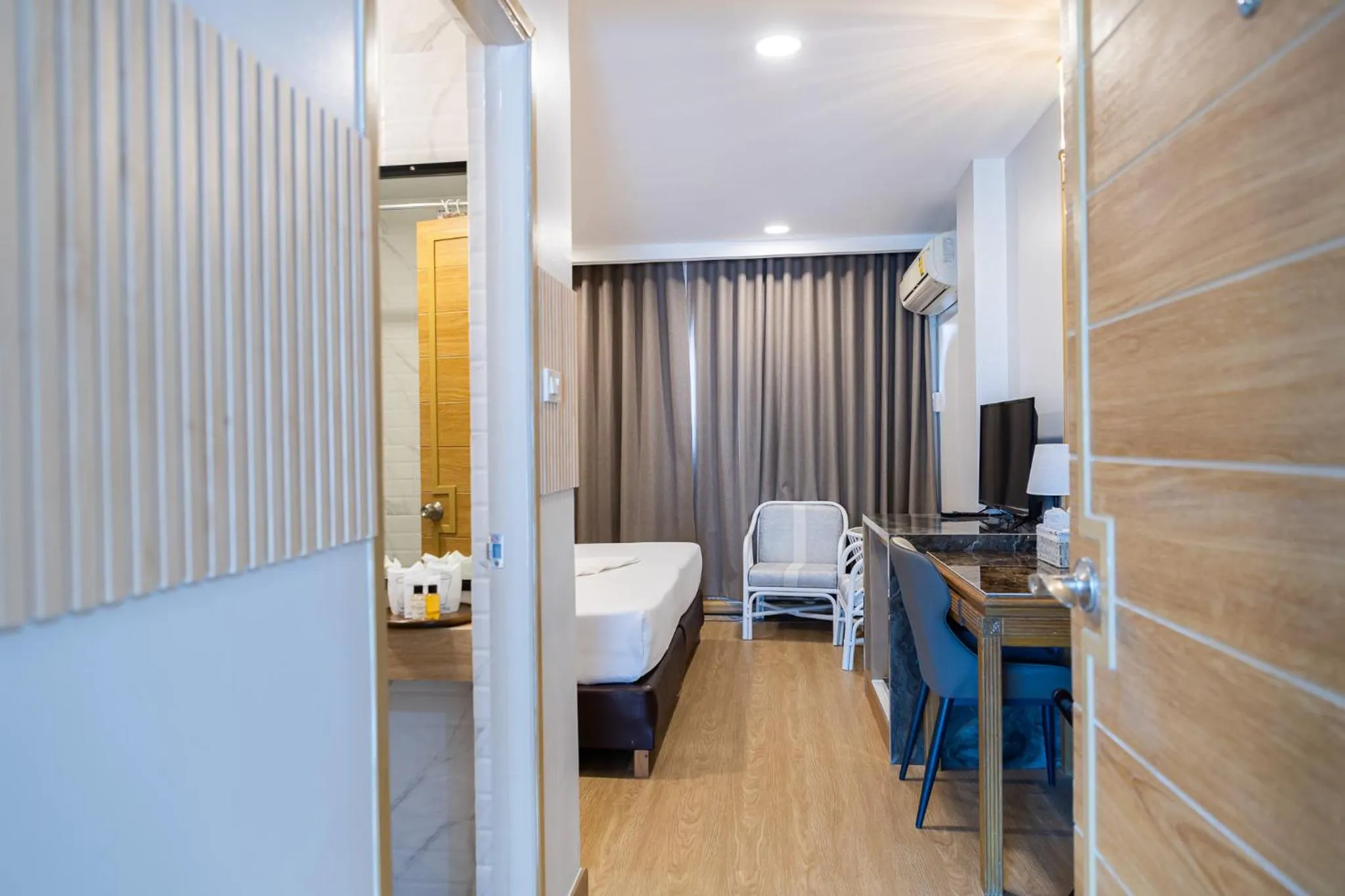 Bedroom, Bed in Hotel Pattaya Beach