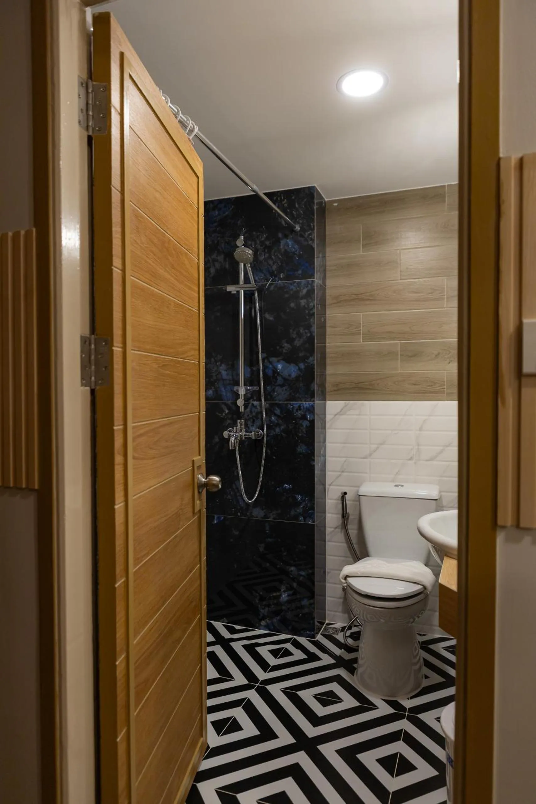 Shower in Hotel Pattaya Beach