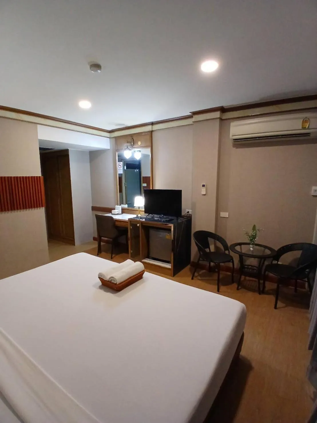 Property building, Bed in Hotel Pattaya Beach