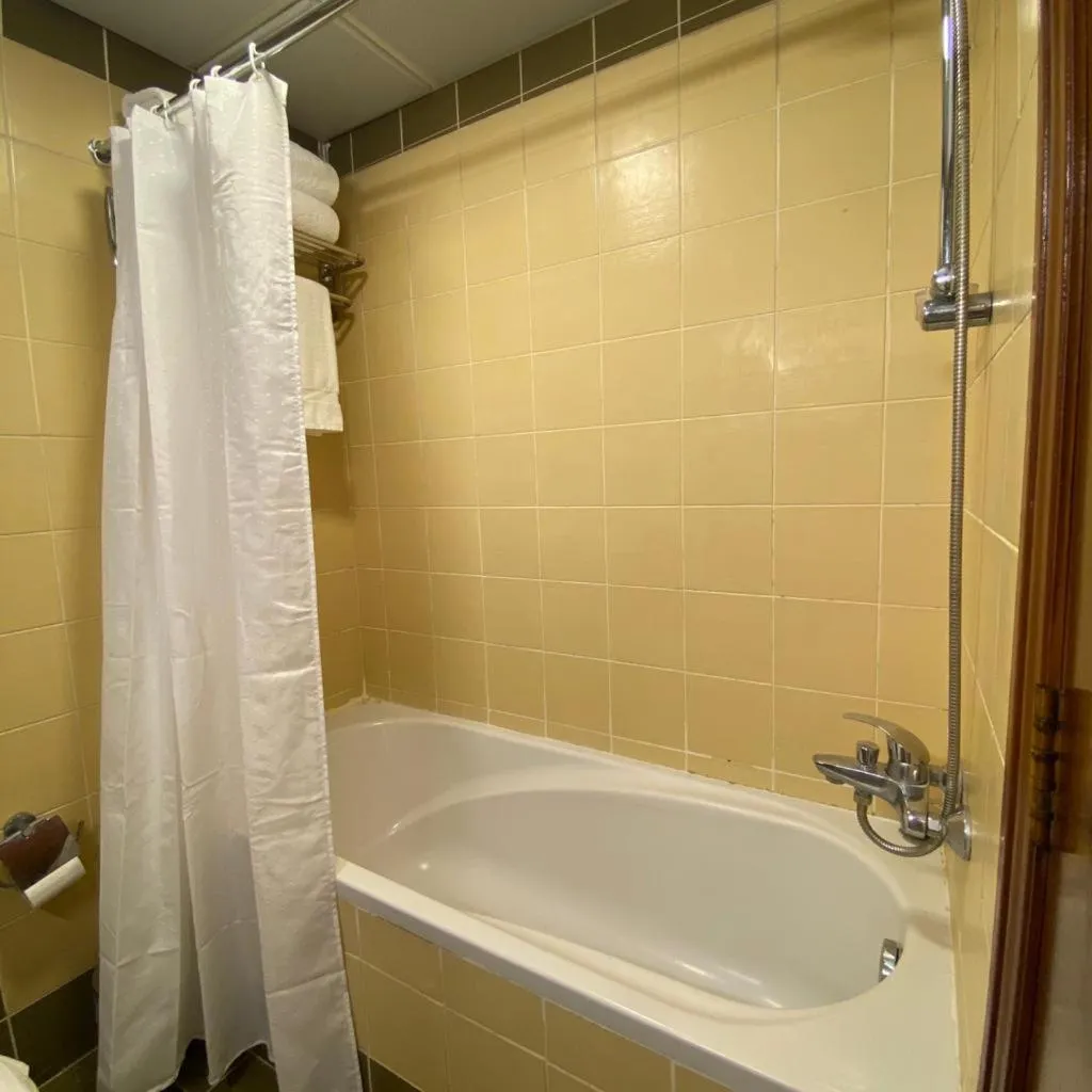 Bathroom in فندق قصر الاندلس بلس