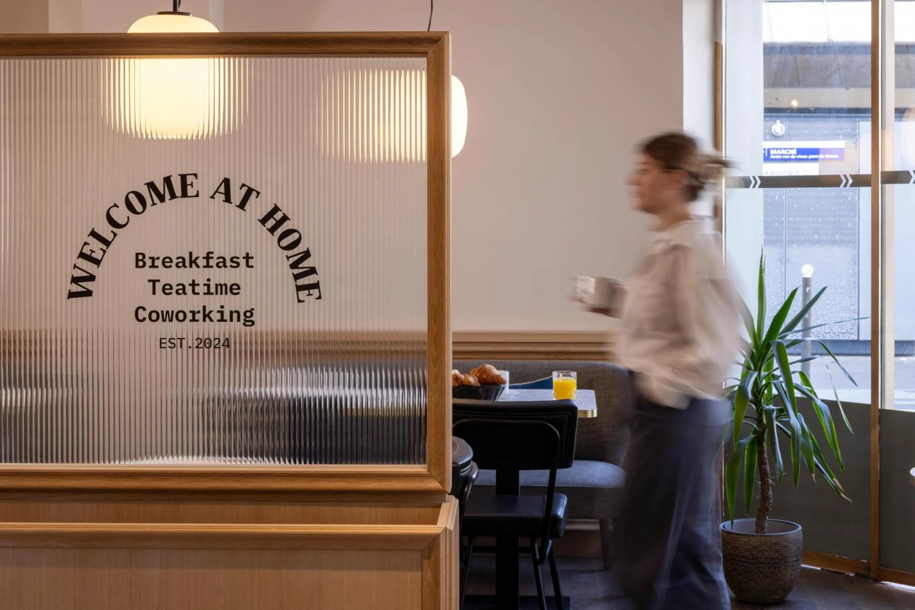 People in Bijou Hôtel Paris Boulogne