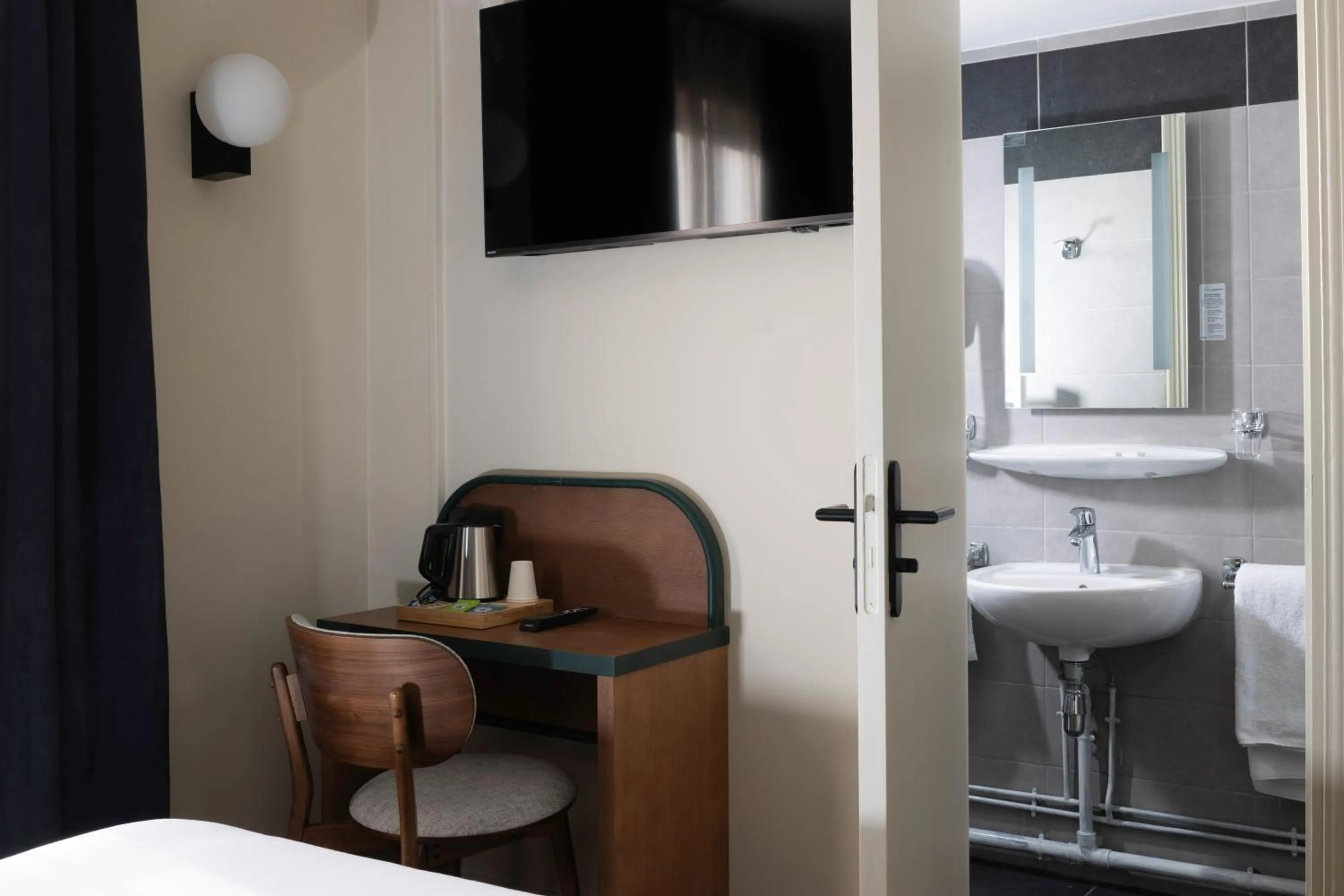 Toilet, Bed in Bijou Hôtel Paris Boulogne