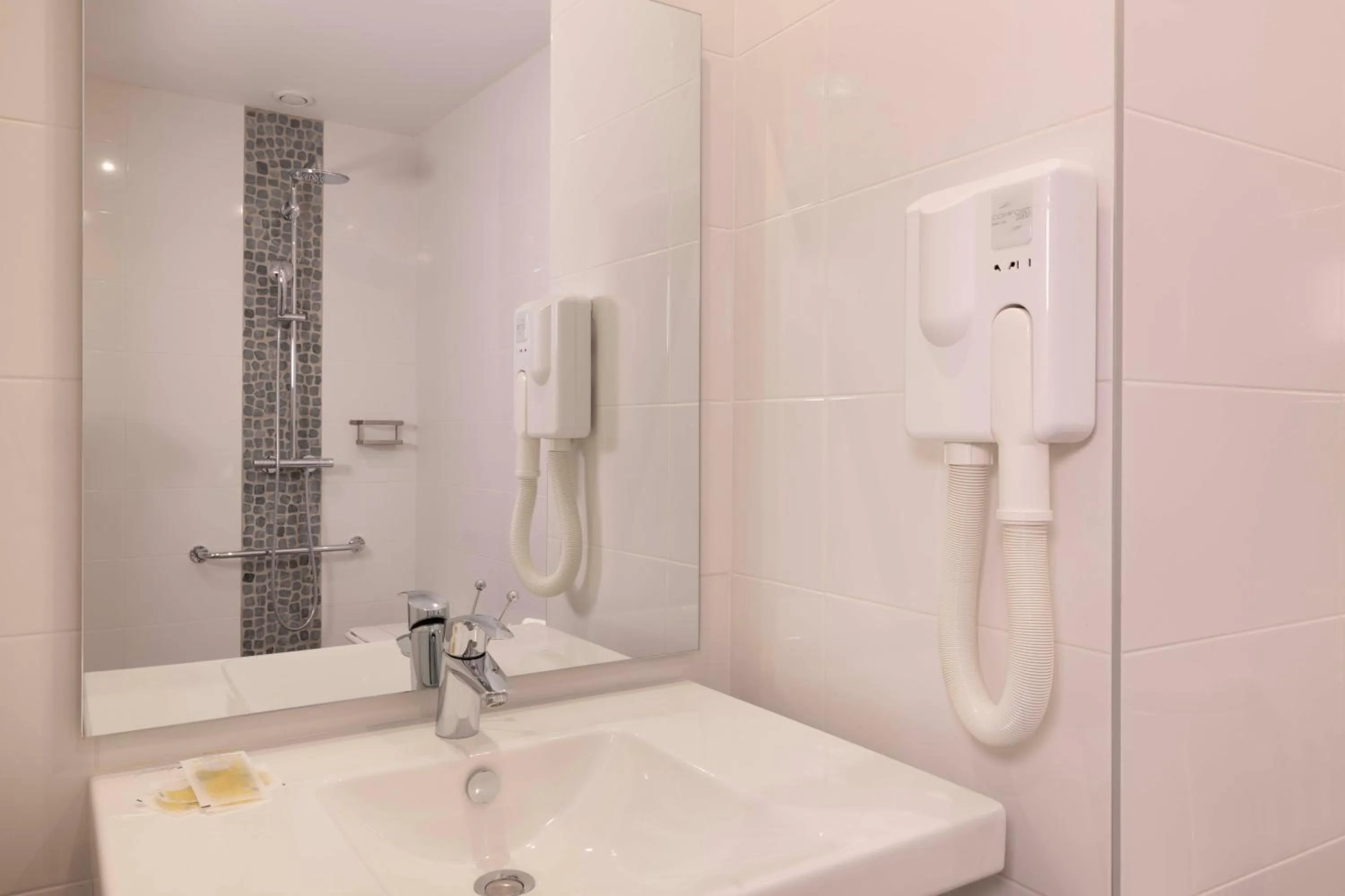 Shower in Bijou Hôtel Paris Boulogne