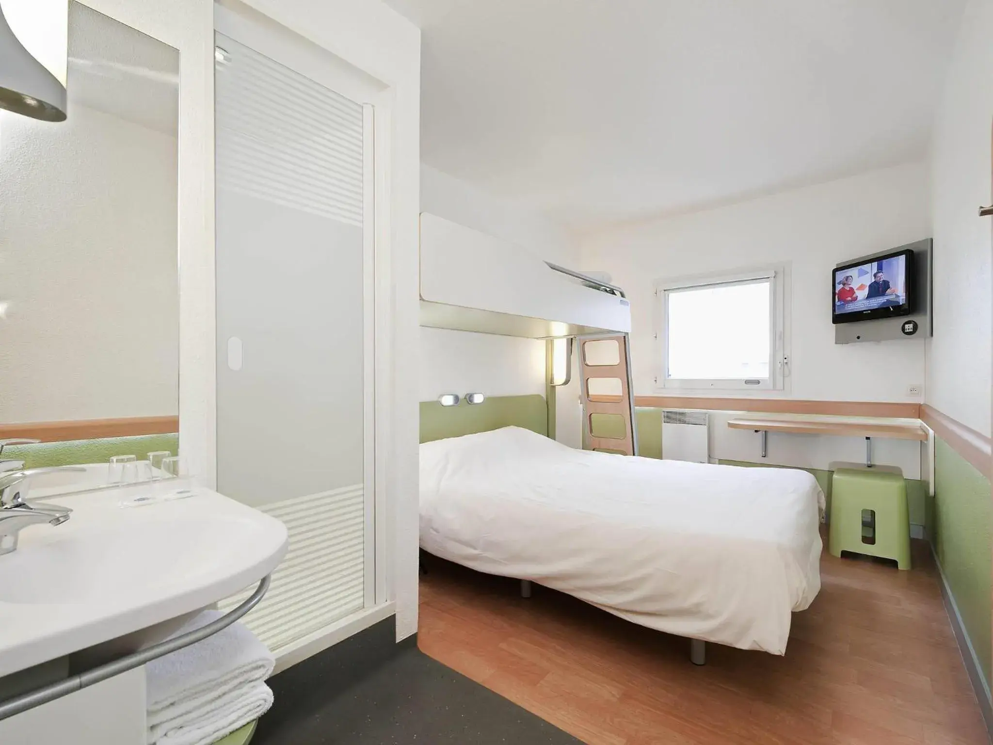 Double Room with Bunk Bed in ibis budget Marne la Vallée Bry sur Marne Double Room with Bunk Bed in ibis budget Marne la Vallée Bry sur Marne