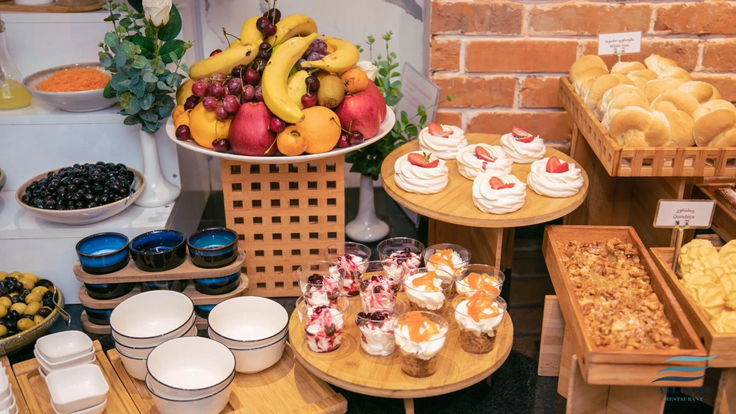 Breakfast in New Wave Hotel