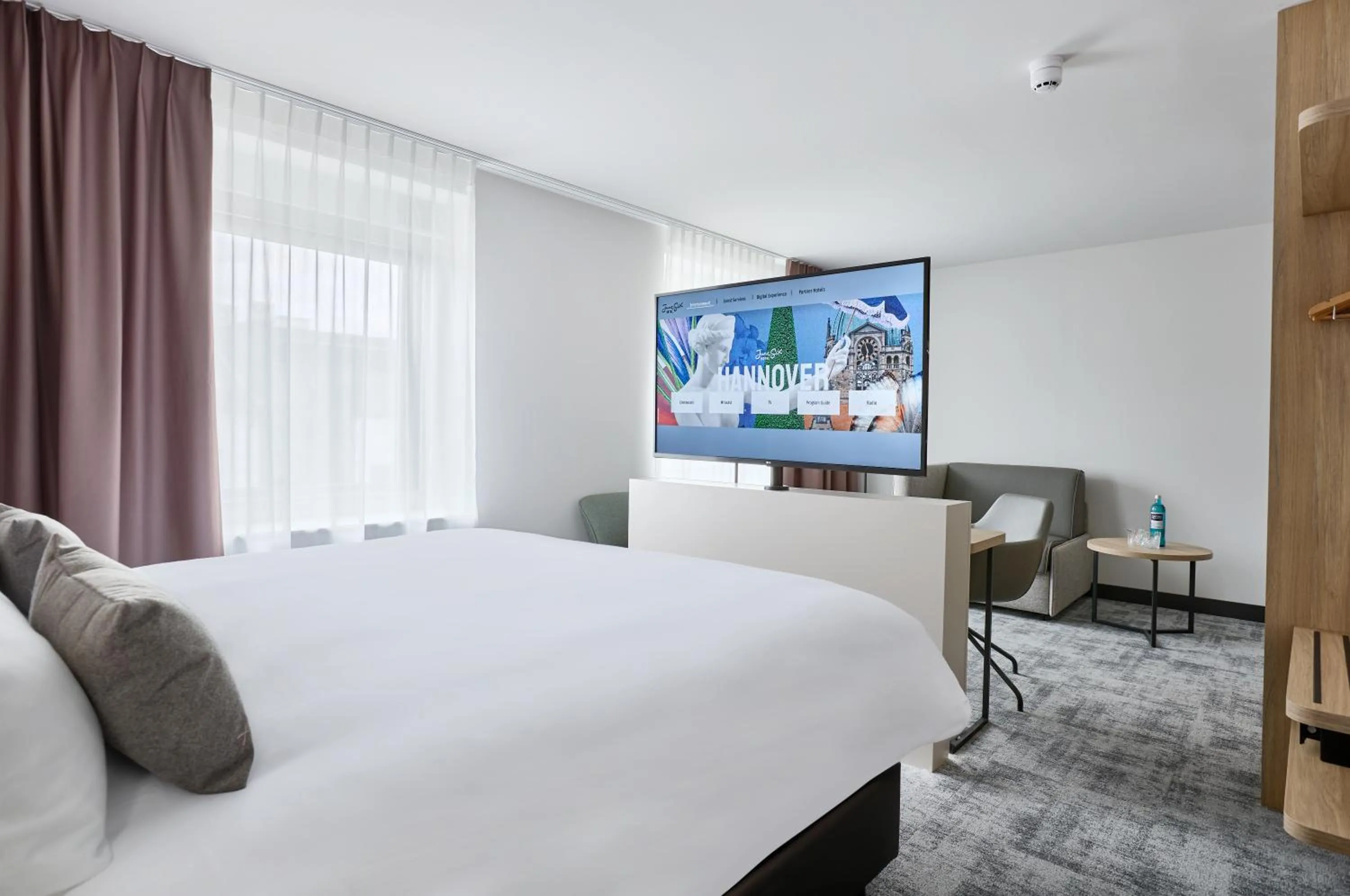 Communal lounge/ TV room, Bed in June Six Hotel Hannover City