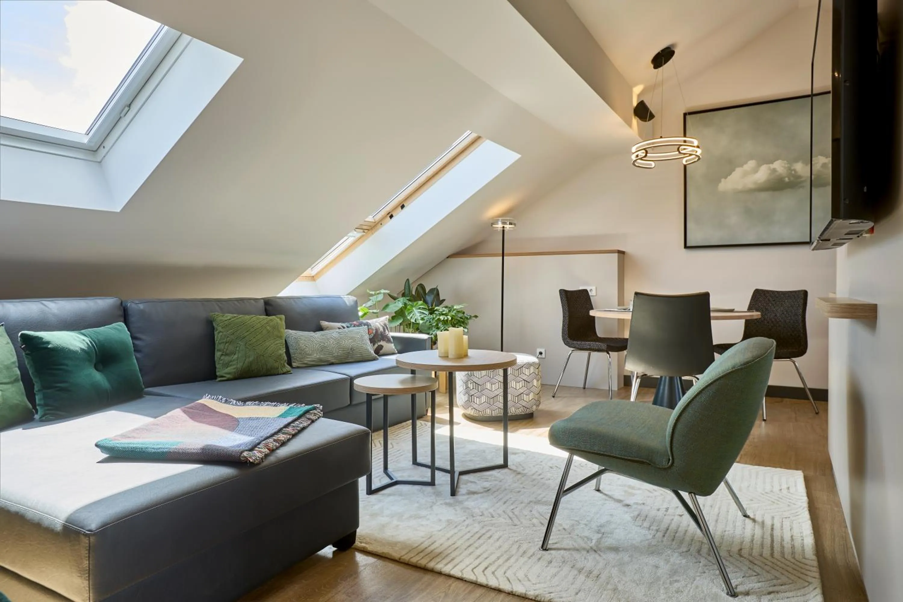 Communal lounge/ TV room in June Six Hotel Hannover City