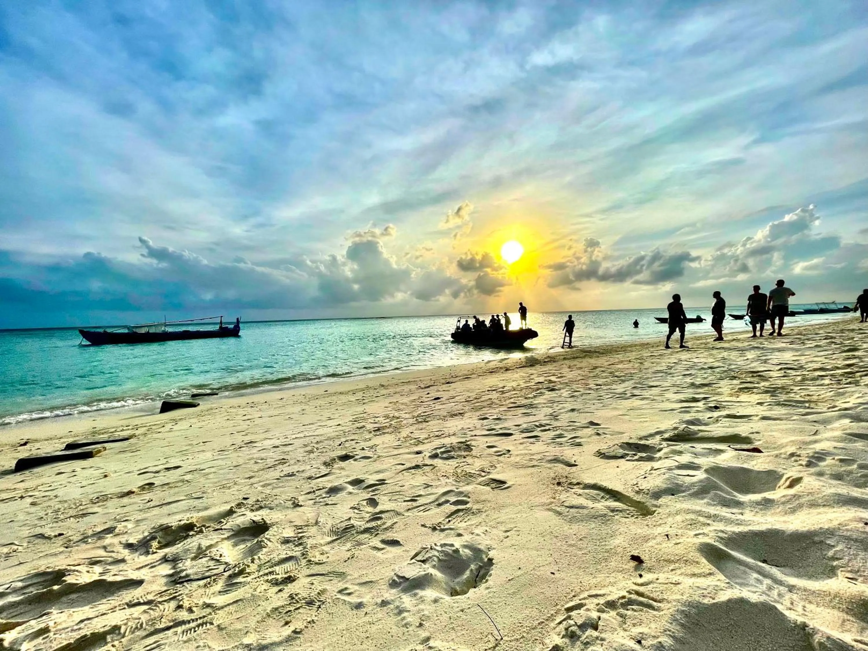 Beach in Thoddoo Island Life