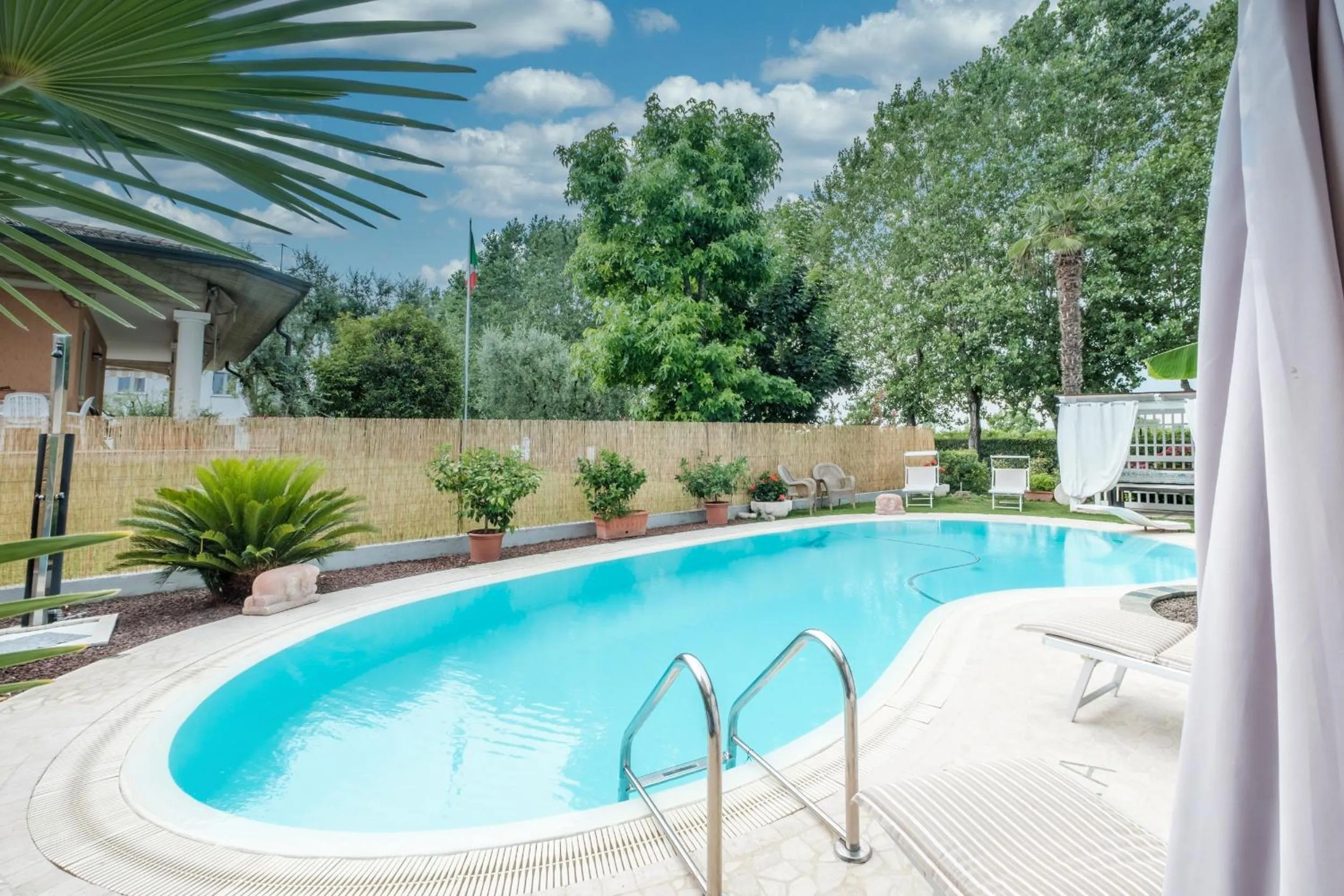 Swimming pool in B&B Casa Gaia - Sirmione