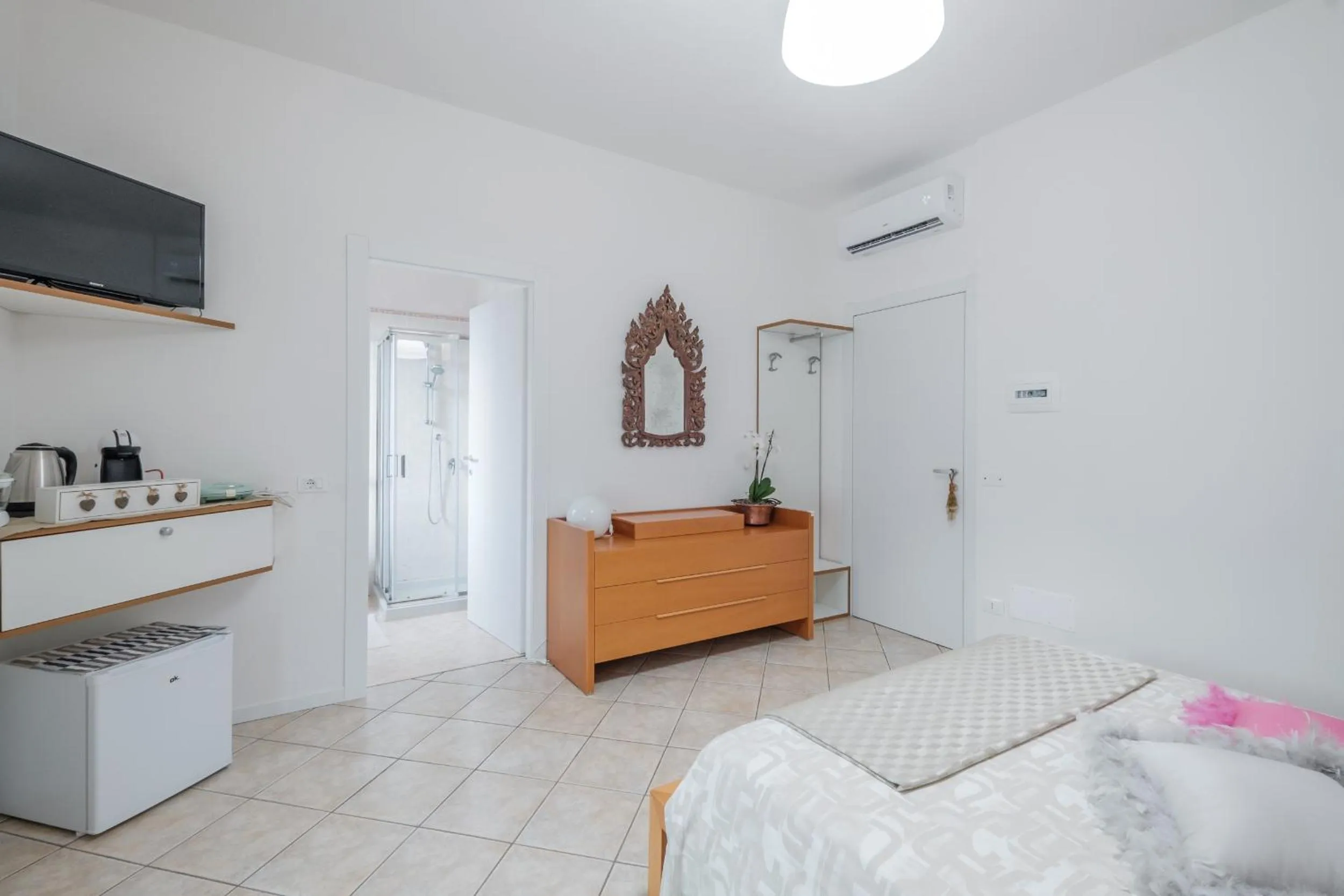 TV and multimedia, Bed in B&B Casa Gaia - Sirmione