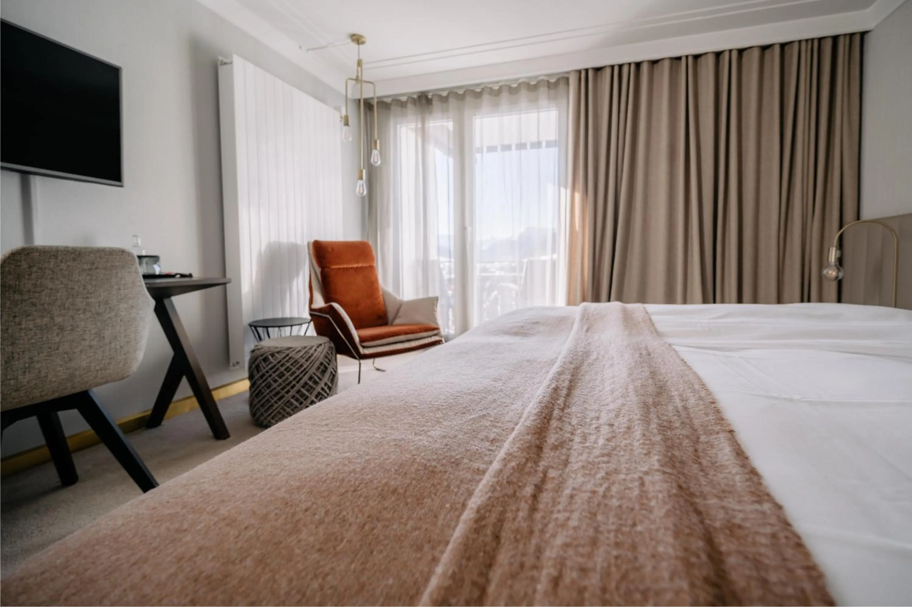 Photo of the whole room, Bed in Kongress Hotel Davos