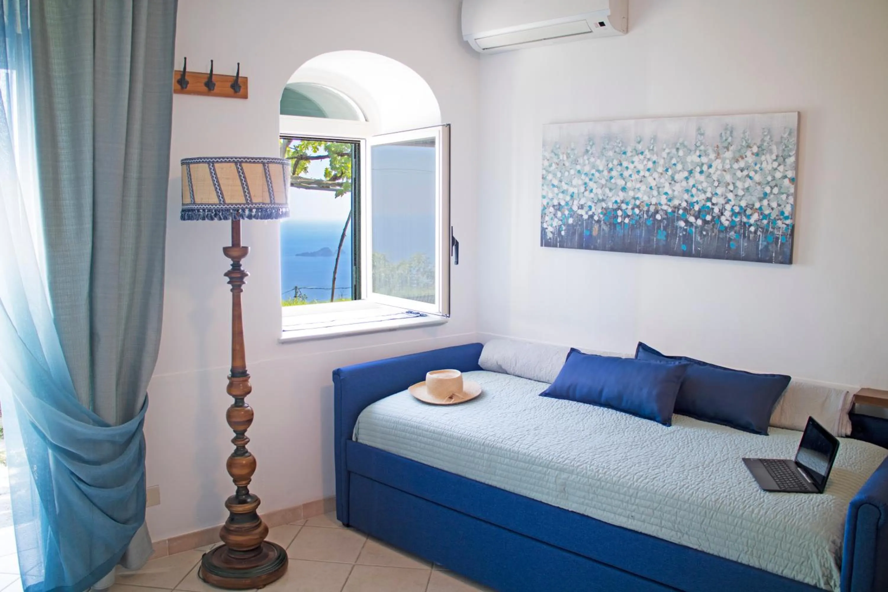 Living room, Bed in Estate4home - Goat Path