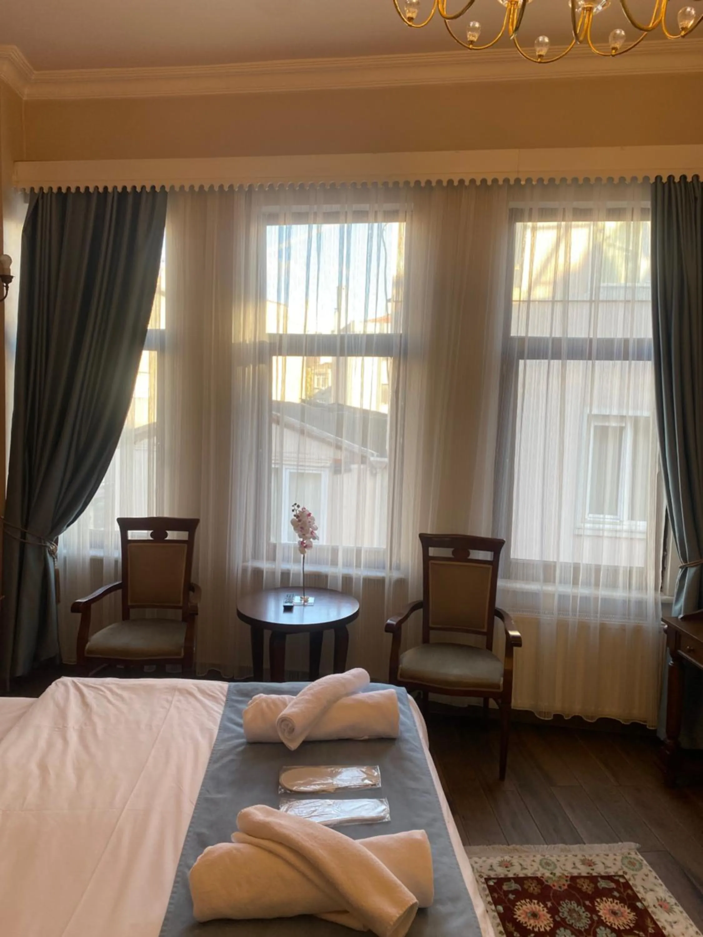 Seating area, Bed in Bosphorus Bridge