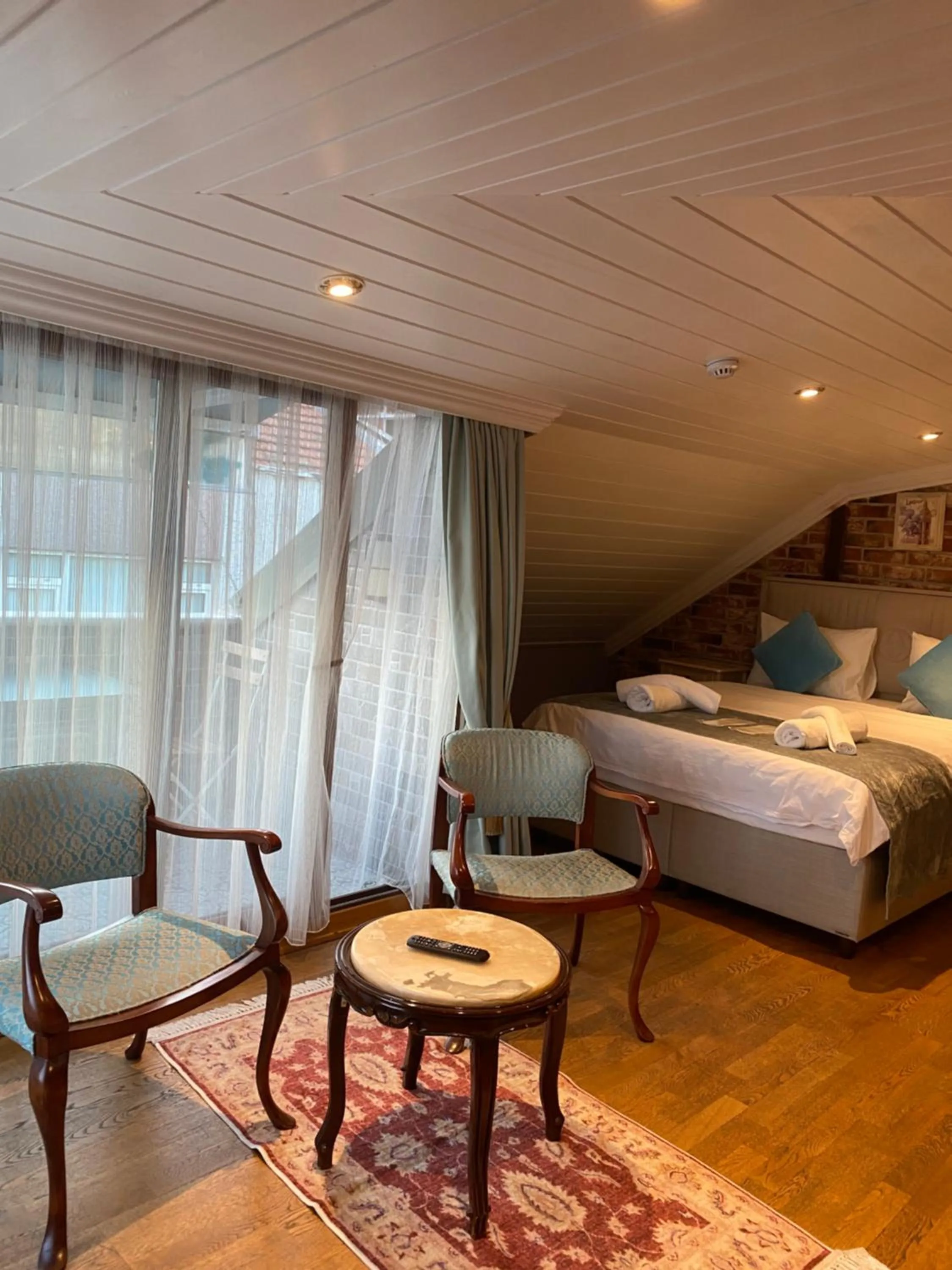 Photo of the whole room, Bed in Bosphorus Bridge