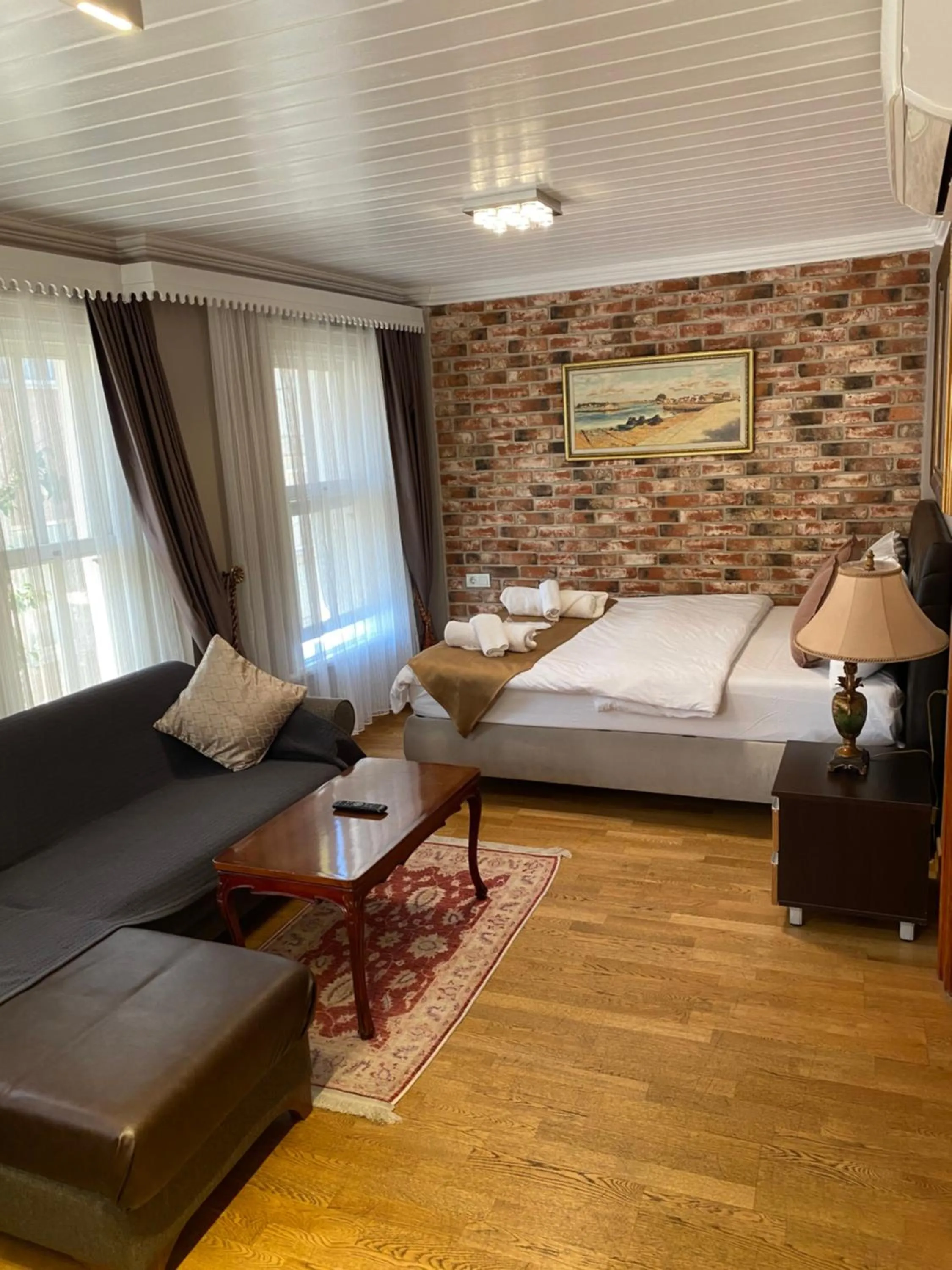 Photo of the whole room, Bed in Bosphorus Bridge