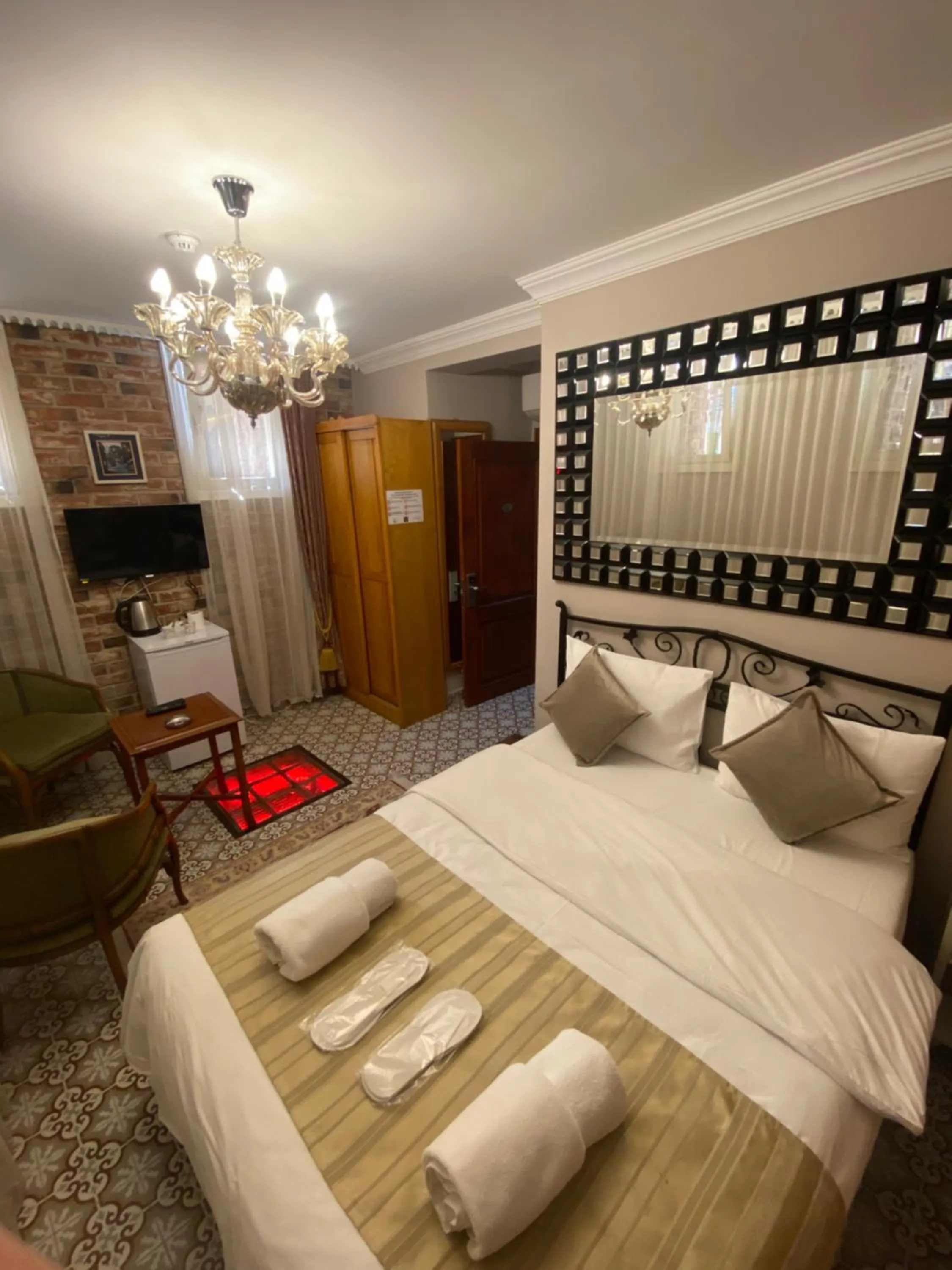 Photo of the whole room, Bed in Bosphorus Bridge