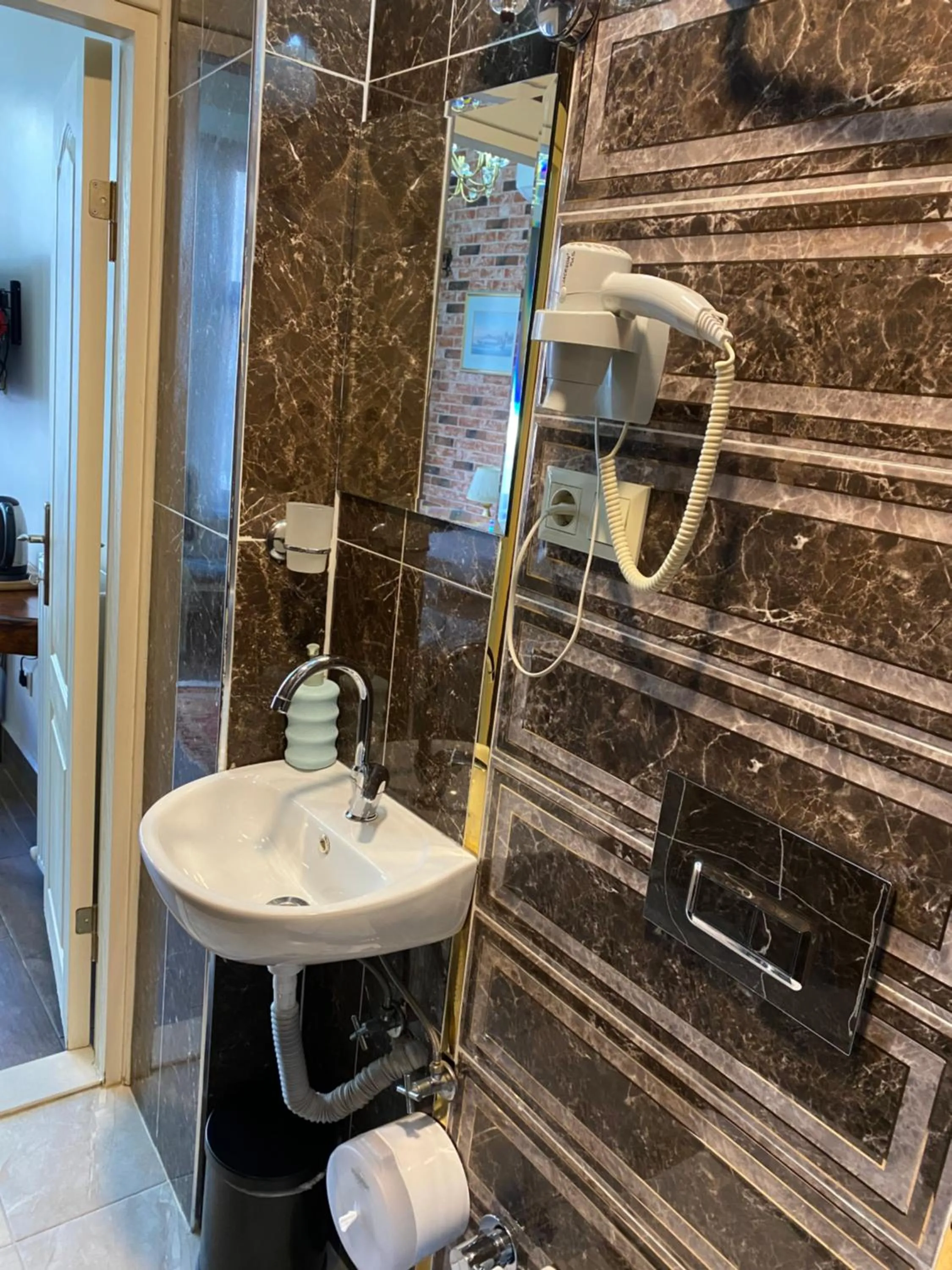 Bathroom in Bosphorus Bridge