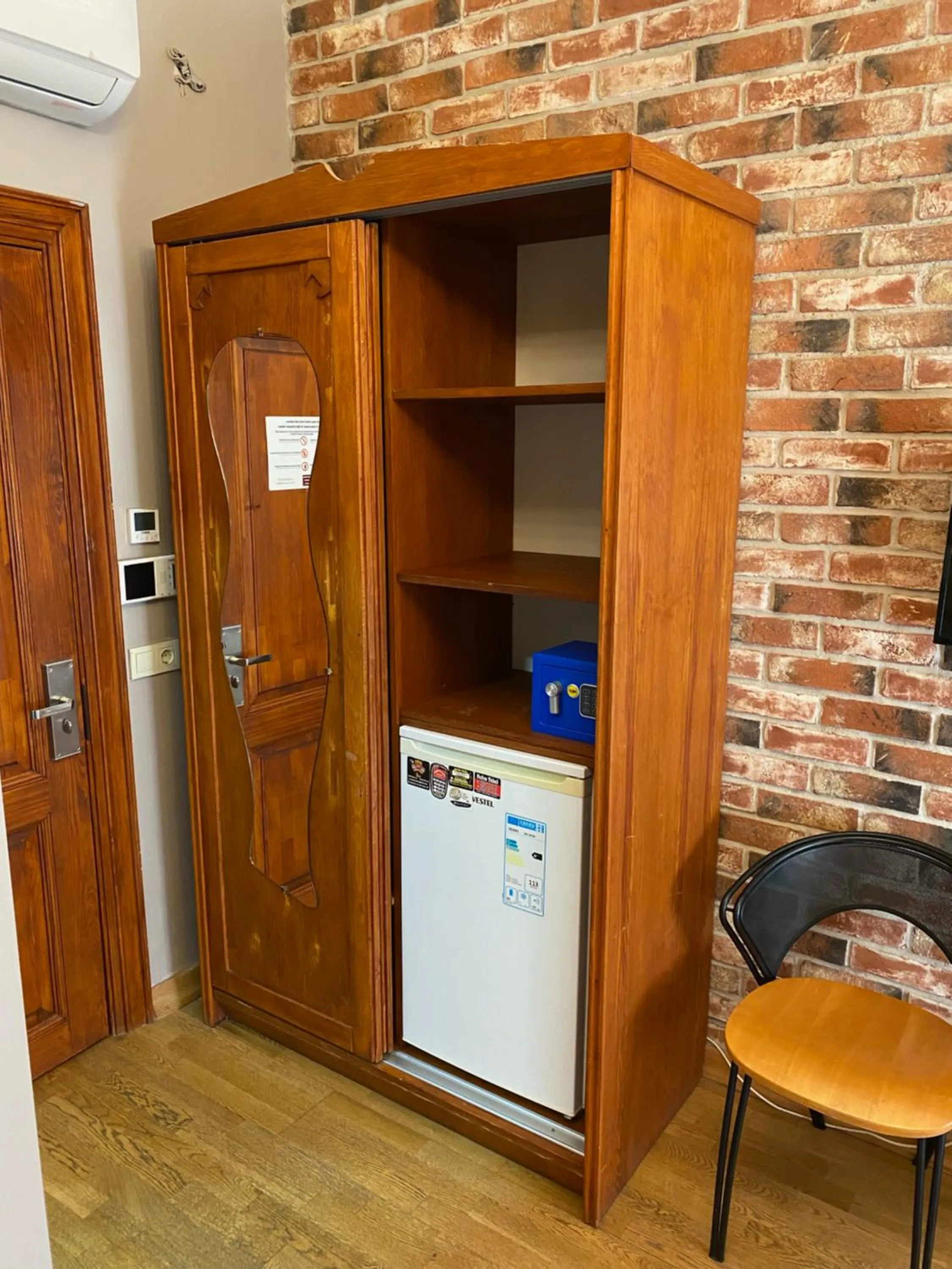 wardrobe in Bosphorus Bridge