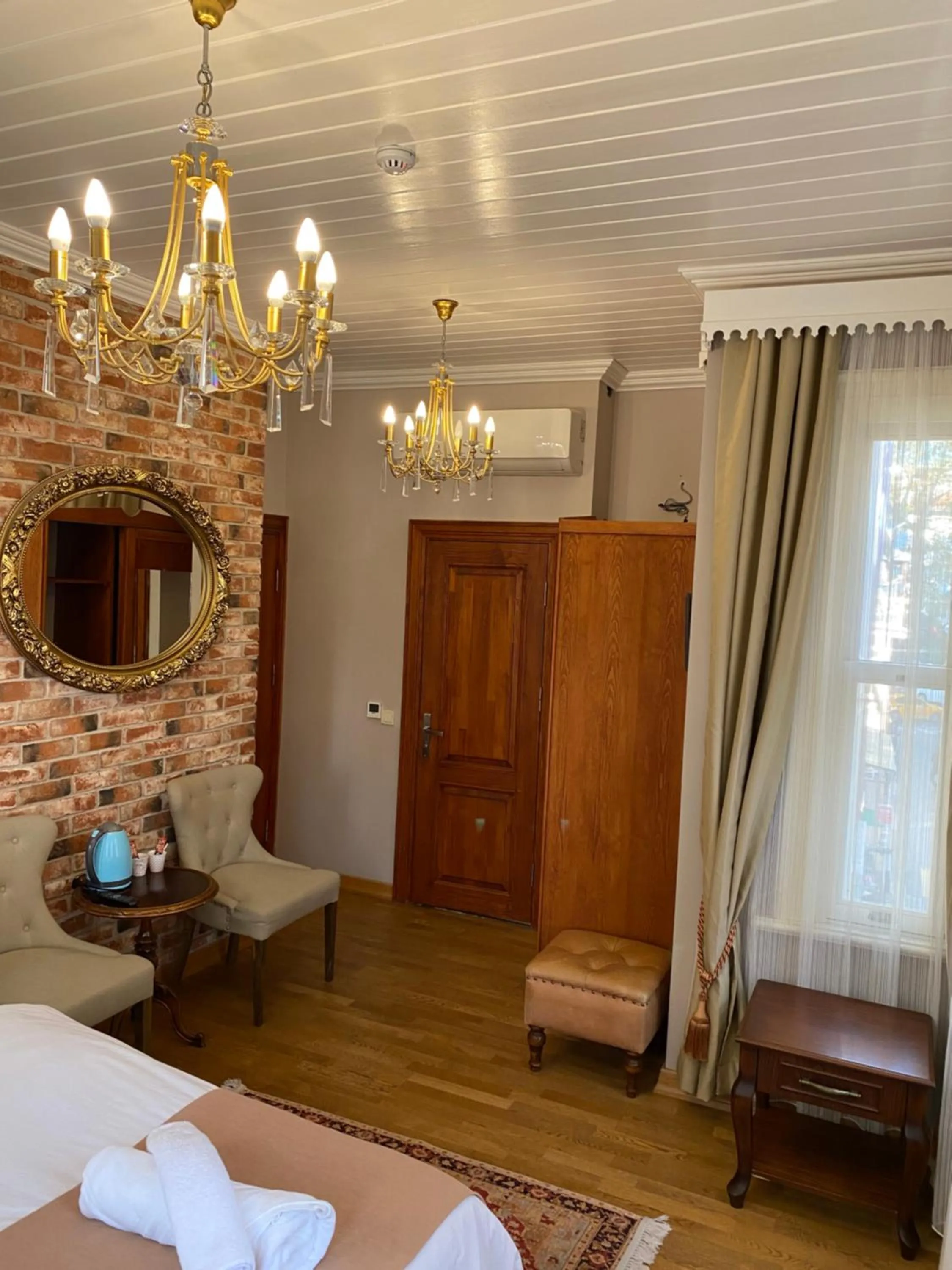 Photo of the whole room, Bed in Bosphorus Bridge