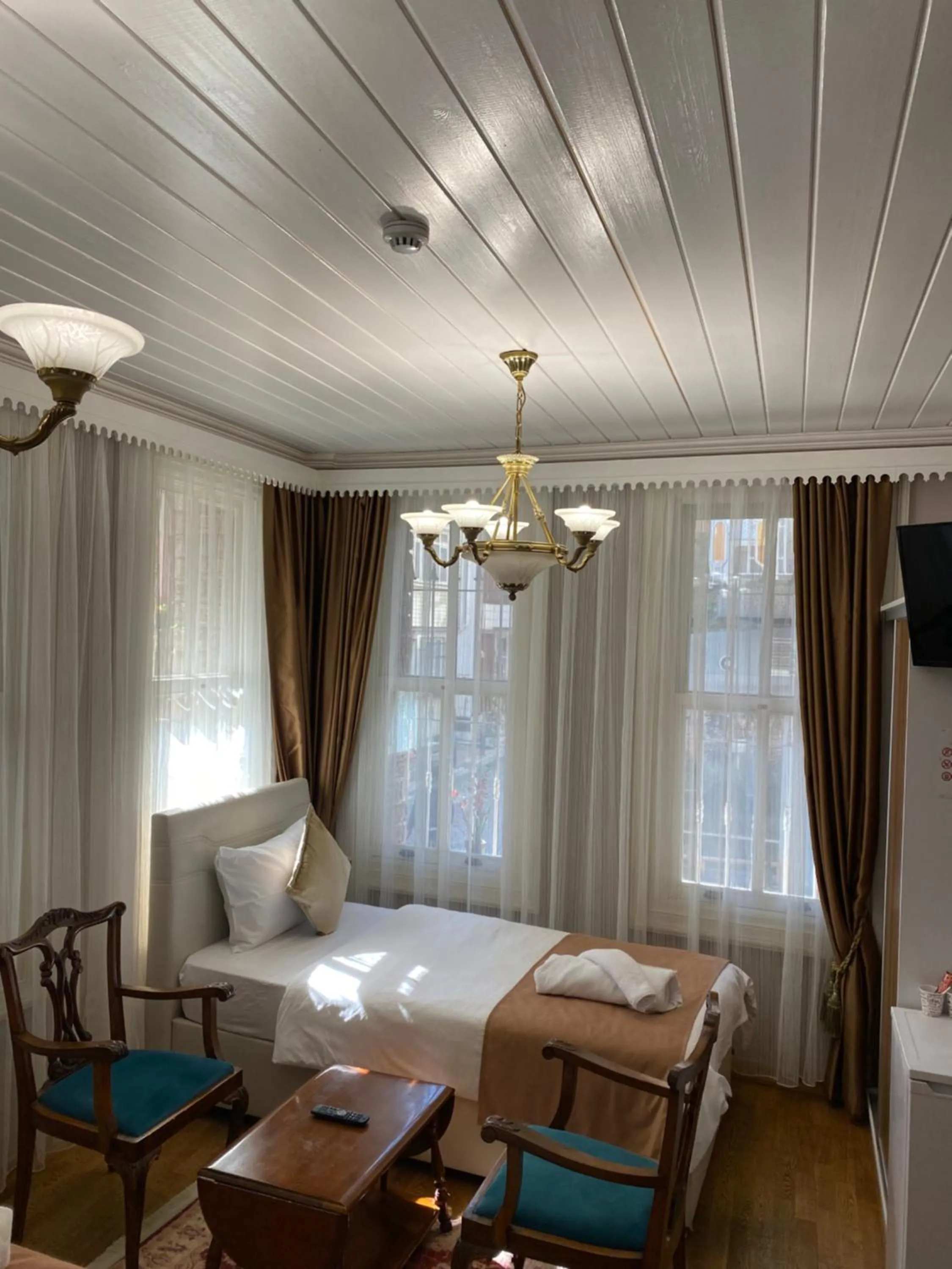 Bed in Bosphorus Bridge