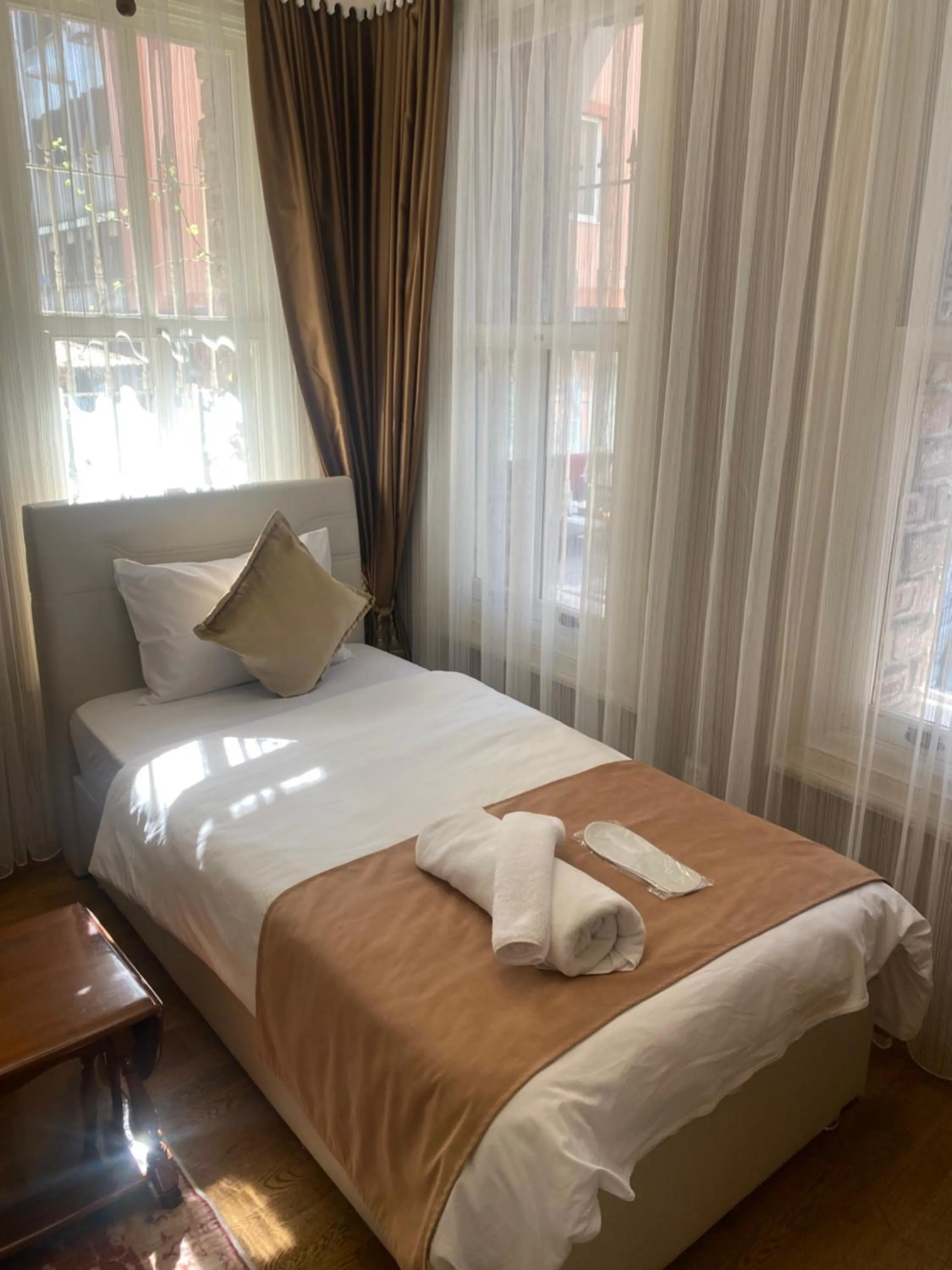 Bed in Bosphorus Bridge