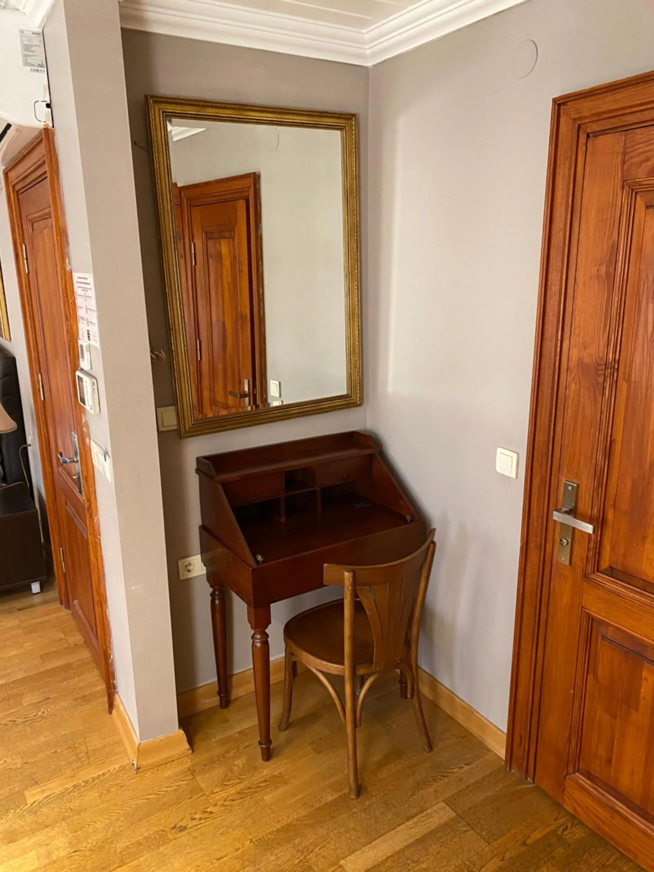 wardrobe in Bosphorus Bridge