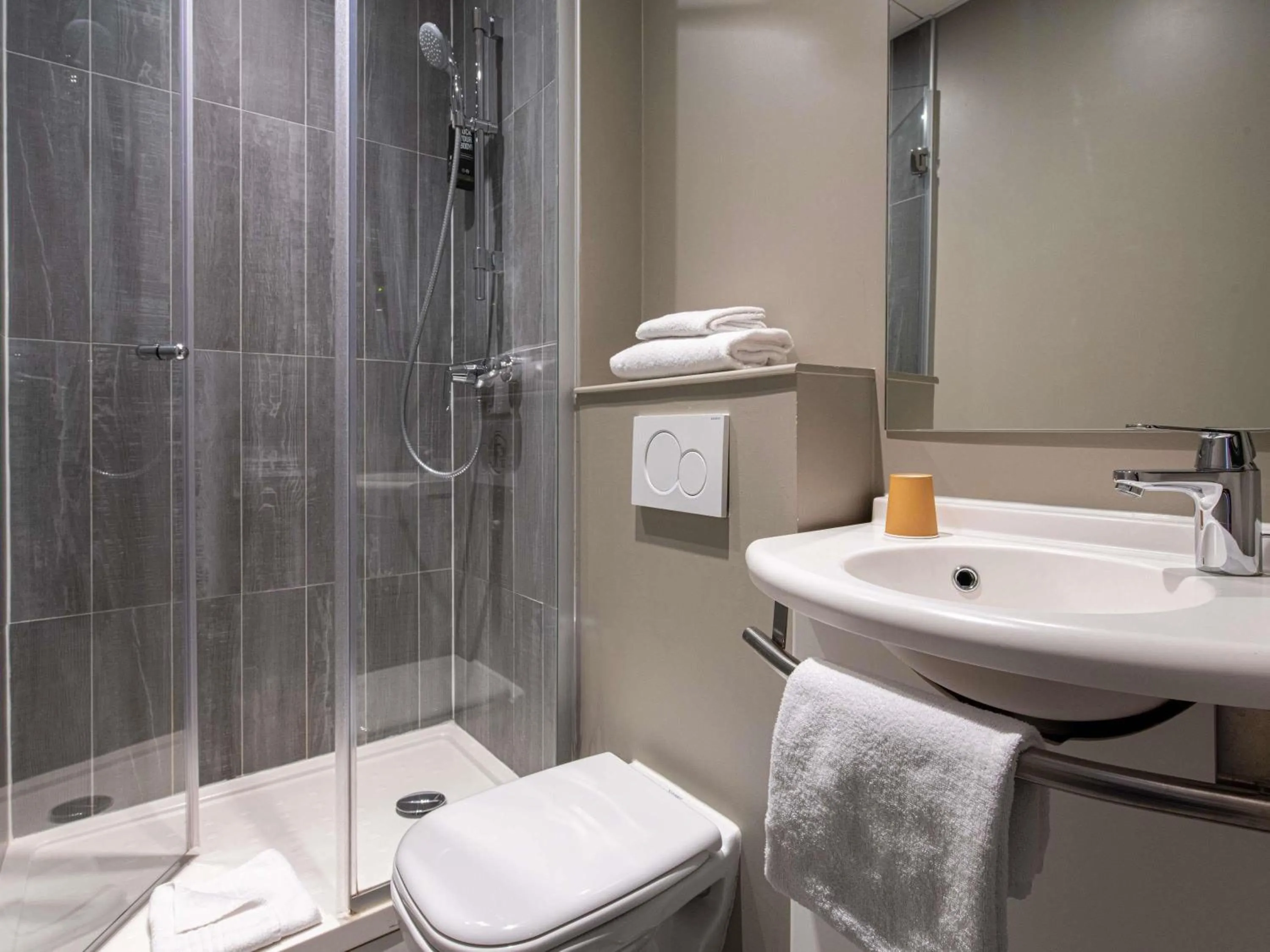 Bedroom in ibis Paris Avenue de la Republique