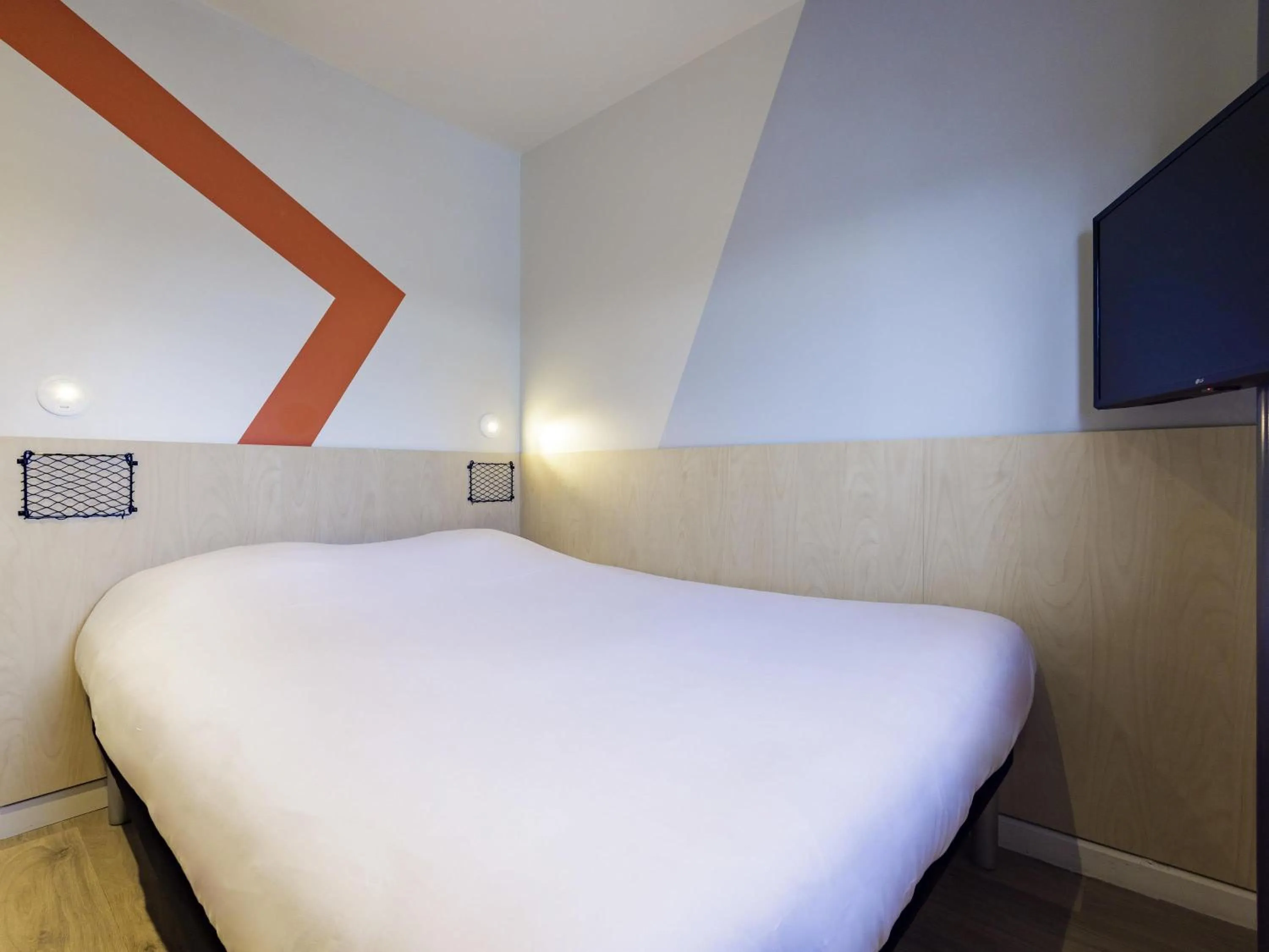 Bedroom, Bed in ibis Budget Villemomble