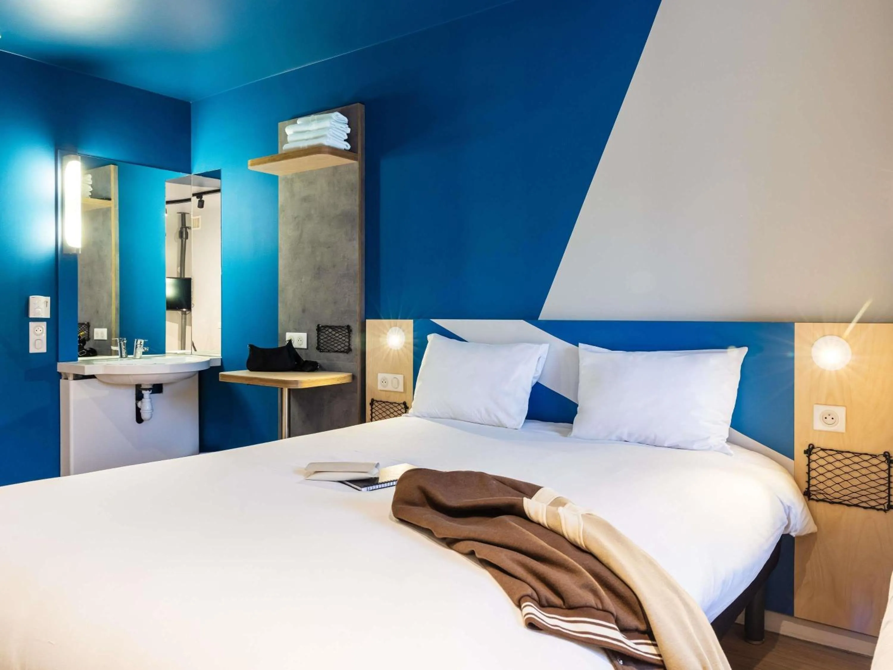 Bedroom, Bed in ibis Budget Villemomble