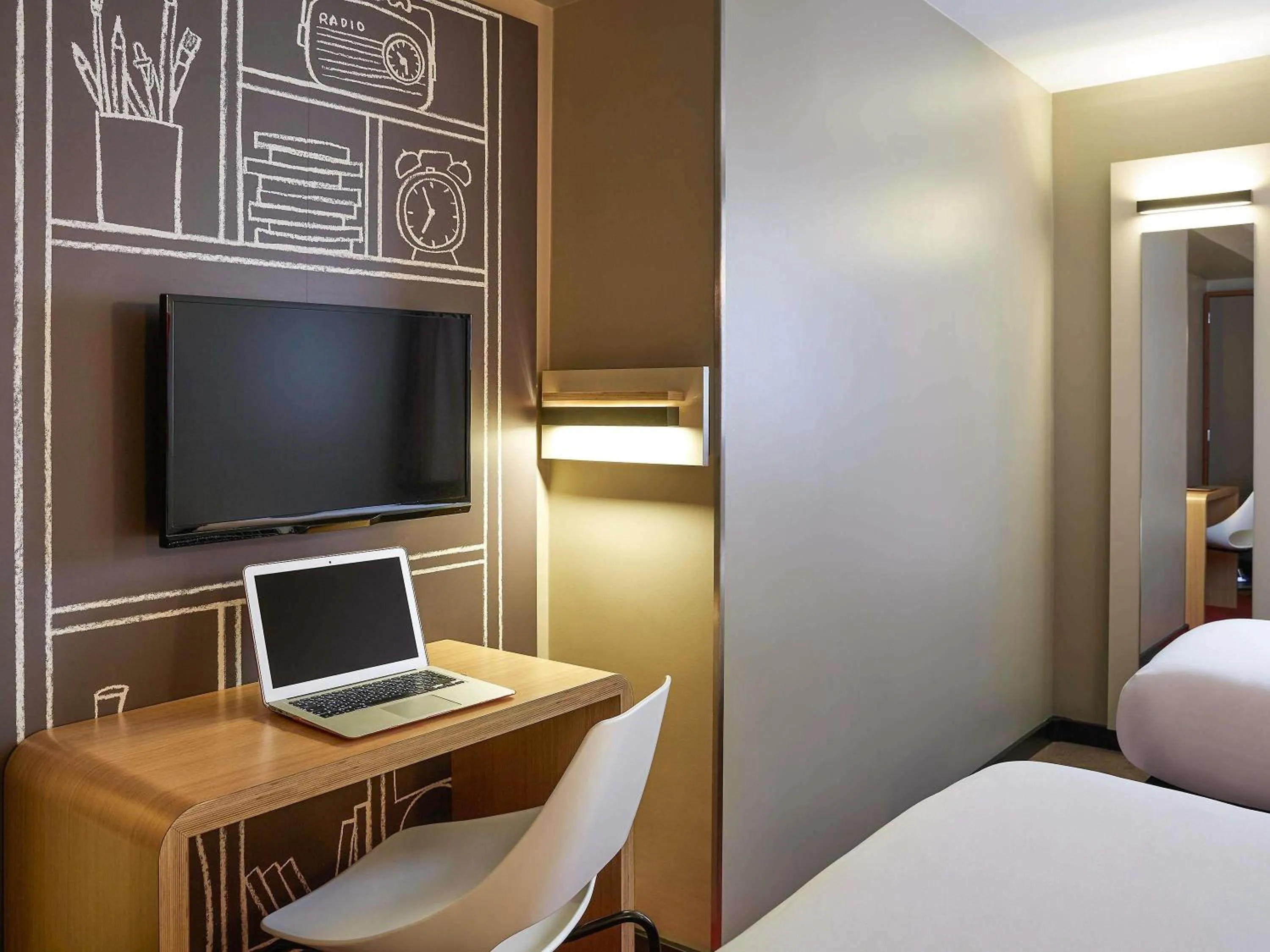 Bedroom, Bed in ibis Paris Canal Saint Martin