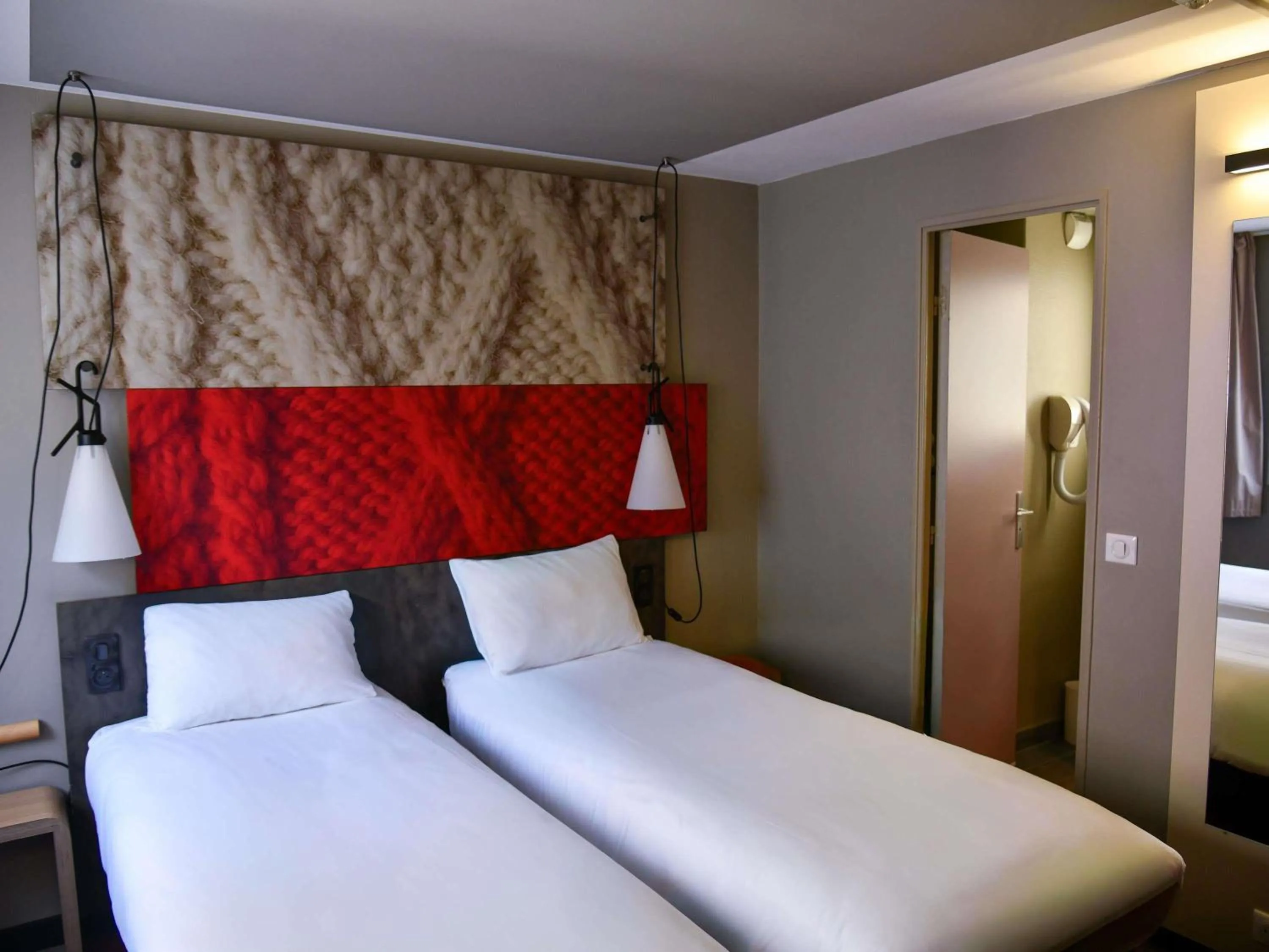 Bedroom, Bed in ibis Paris Canal Saint Martin