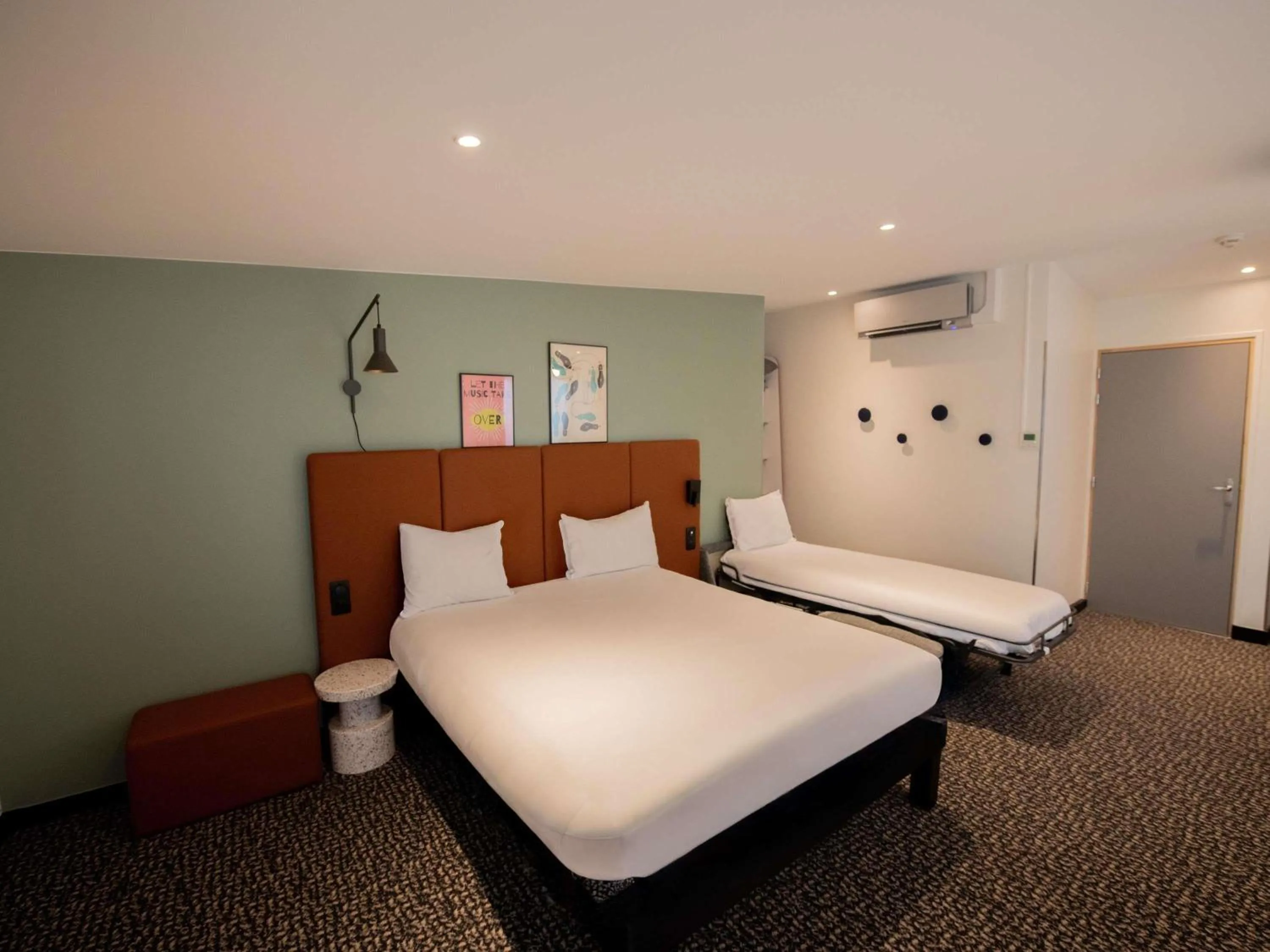 Bedroom, Bed in ibis Paris Canal Saint Martin