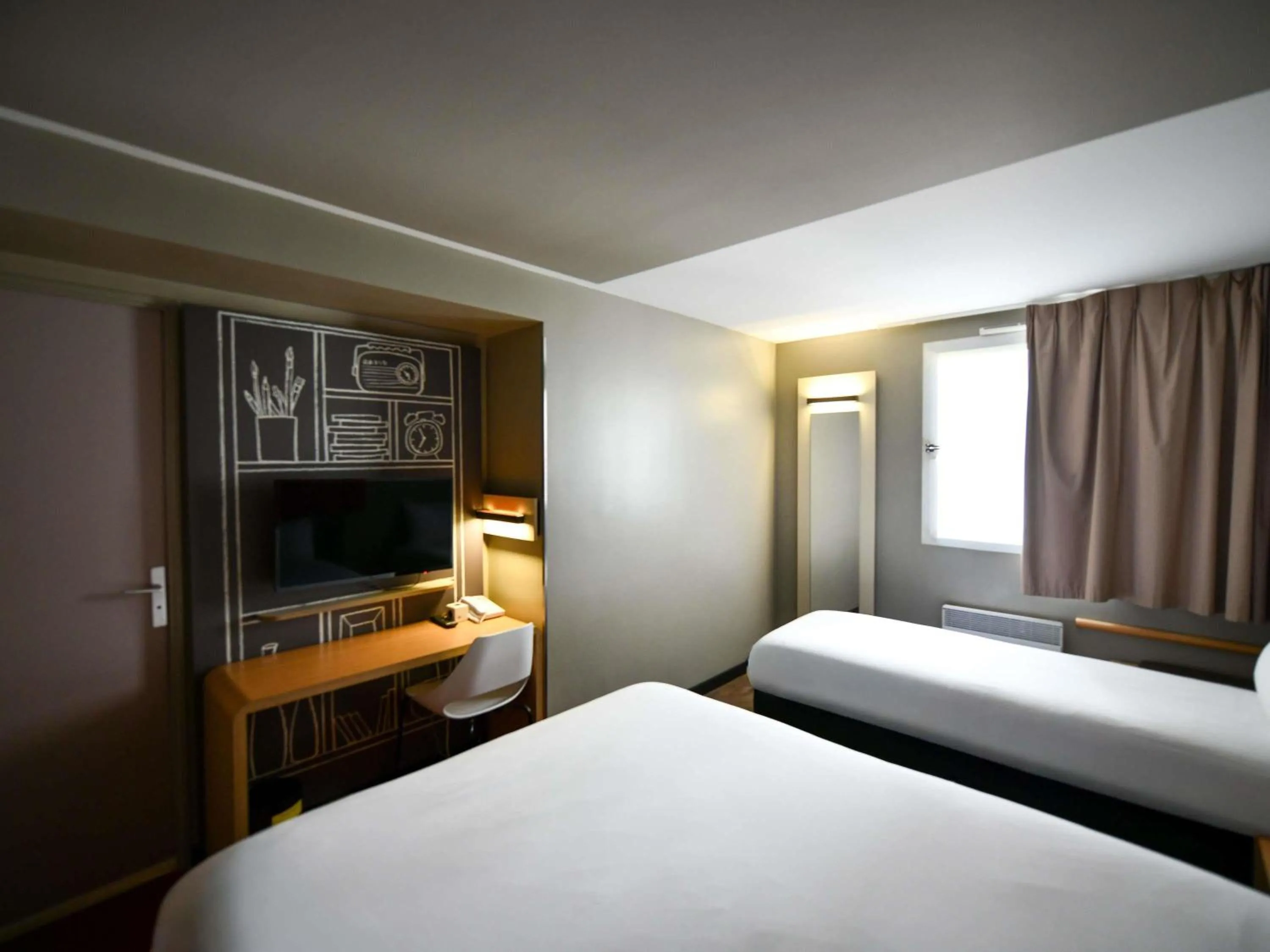 Bedroom, Bed in ibis Paris Canal Saint Martin