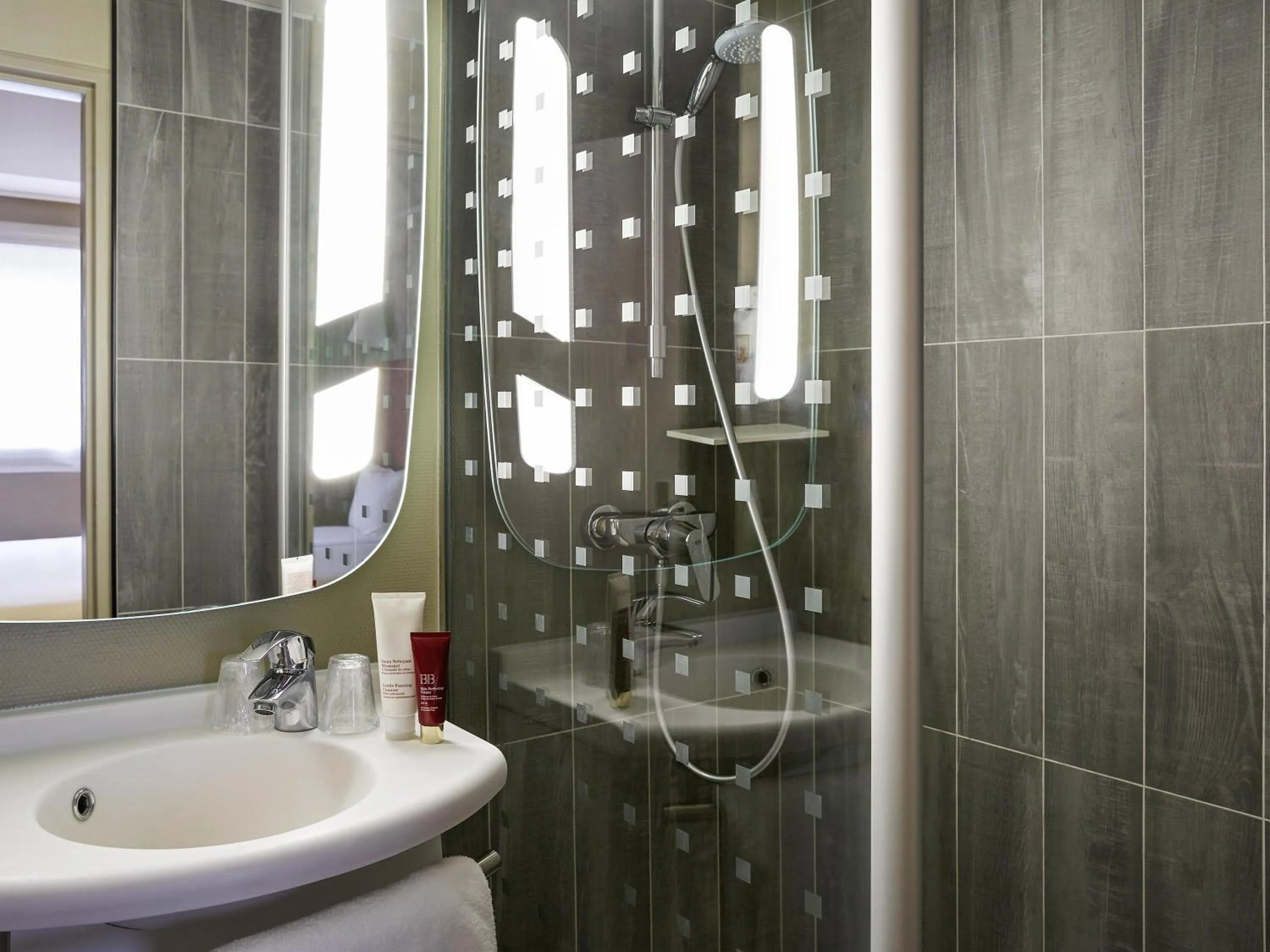 Bedroom in ibis Paris Canal Saint Martin