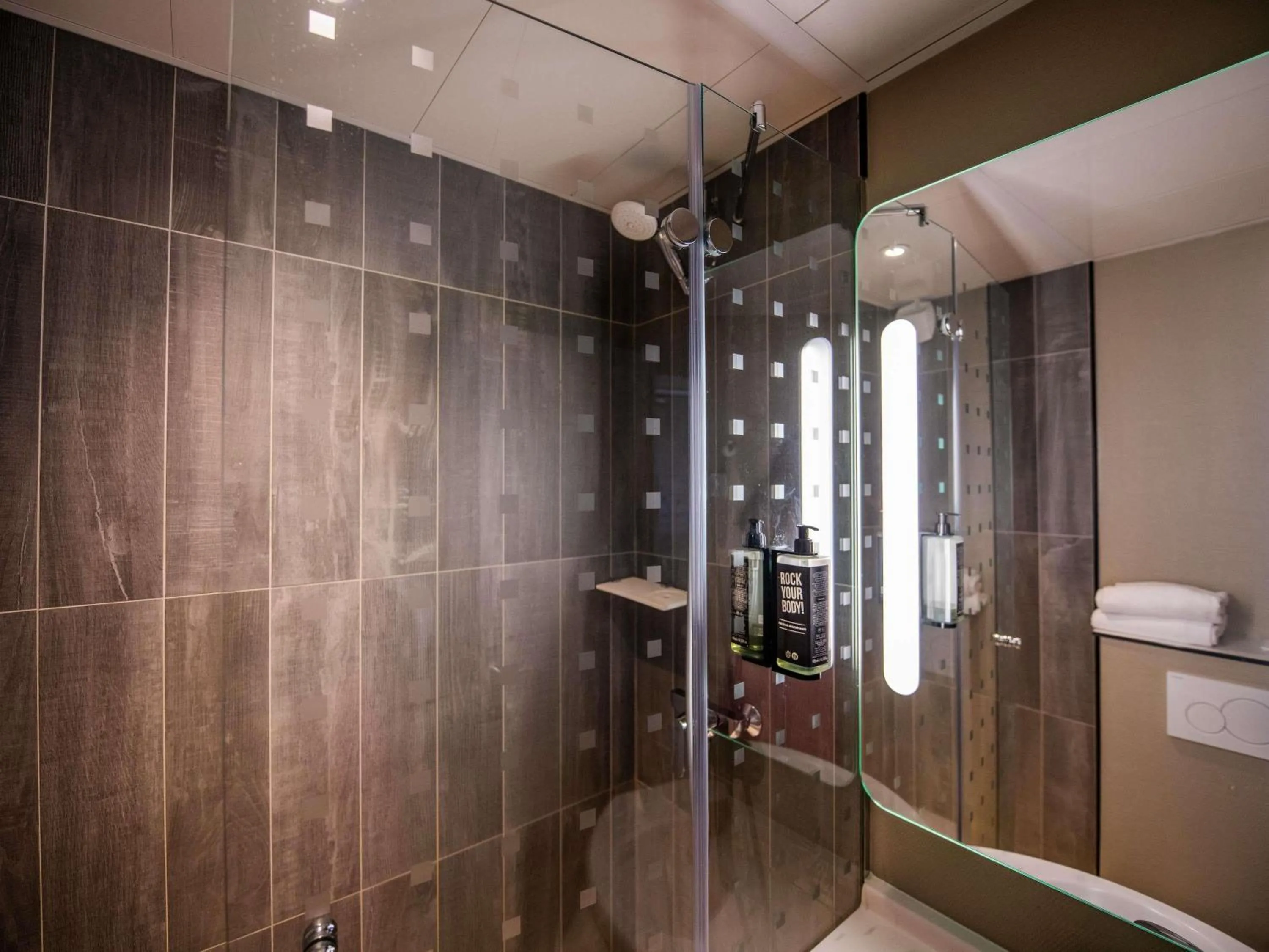 Bedroom in ibis Paris Canal Saint Martin